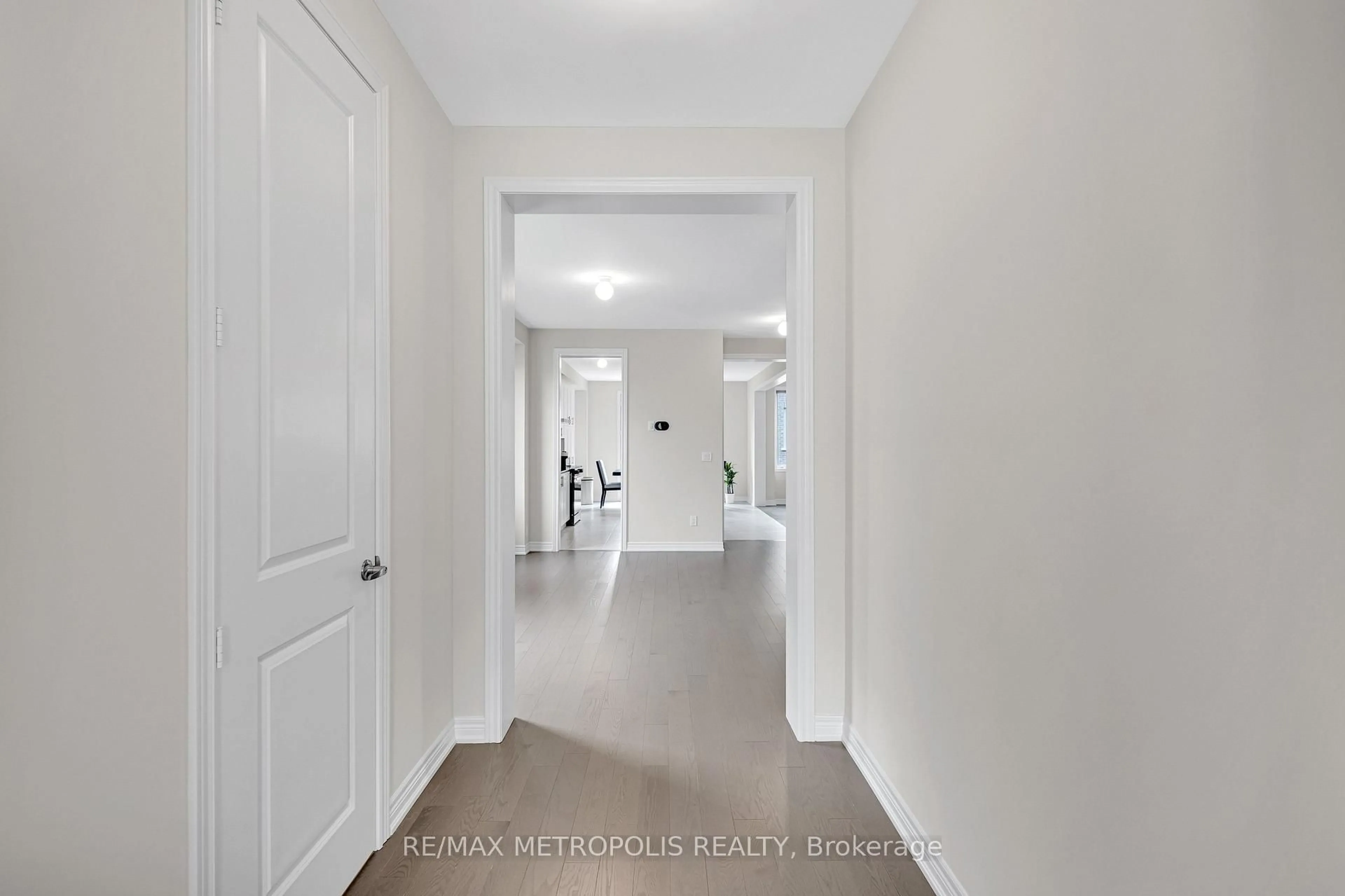 Indoor entryway for 64 Big Canoe Dr, Georgina Ontario L0E 1R0