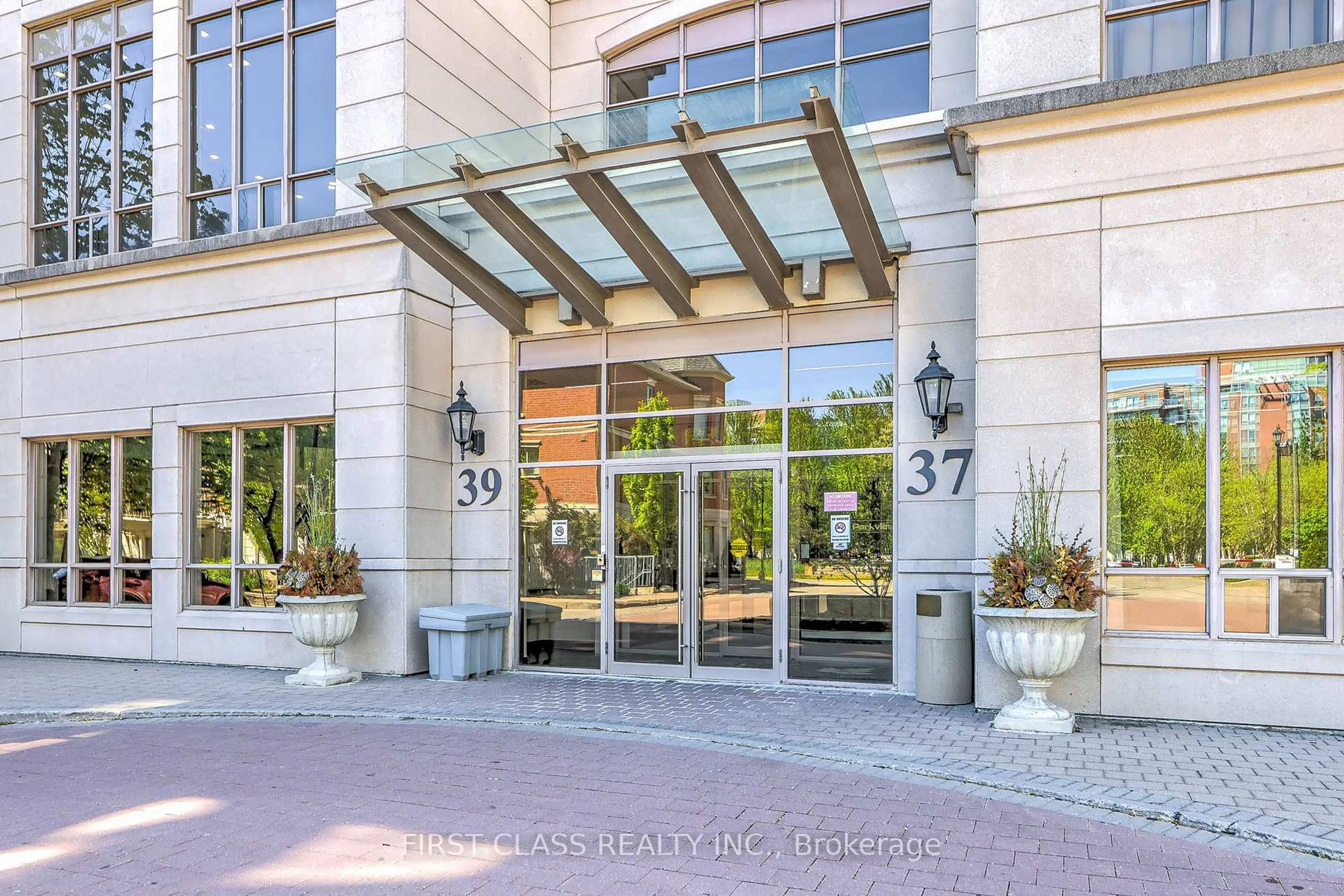 Indoor foyer for 37 Galleria Pkwy #916, Markham Ontario L3T 0A5