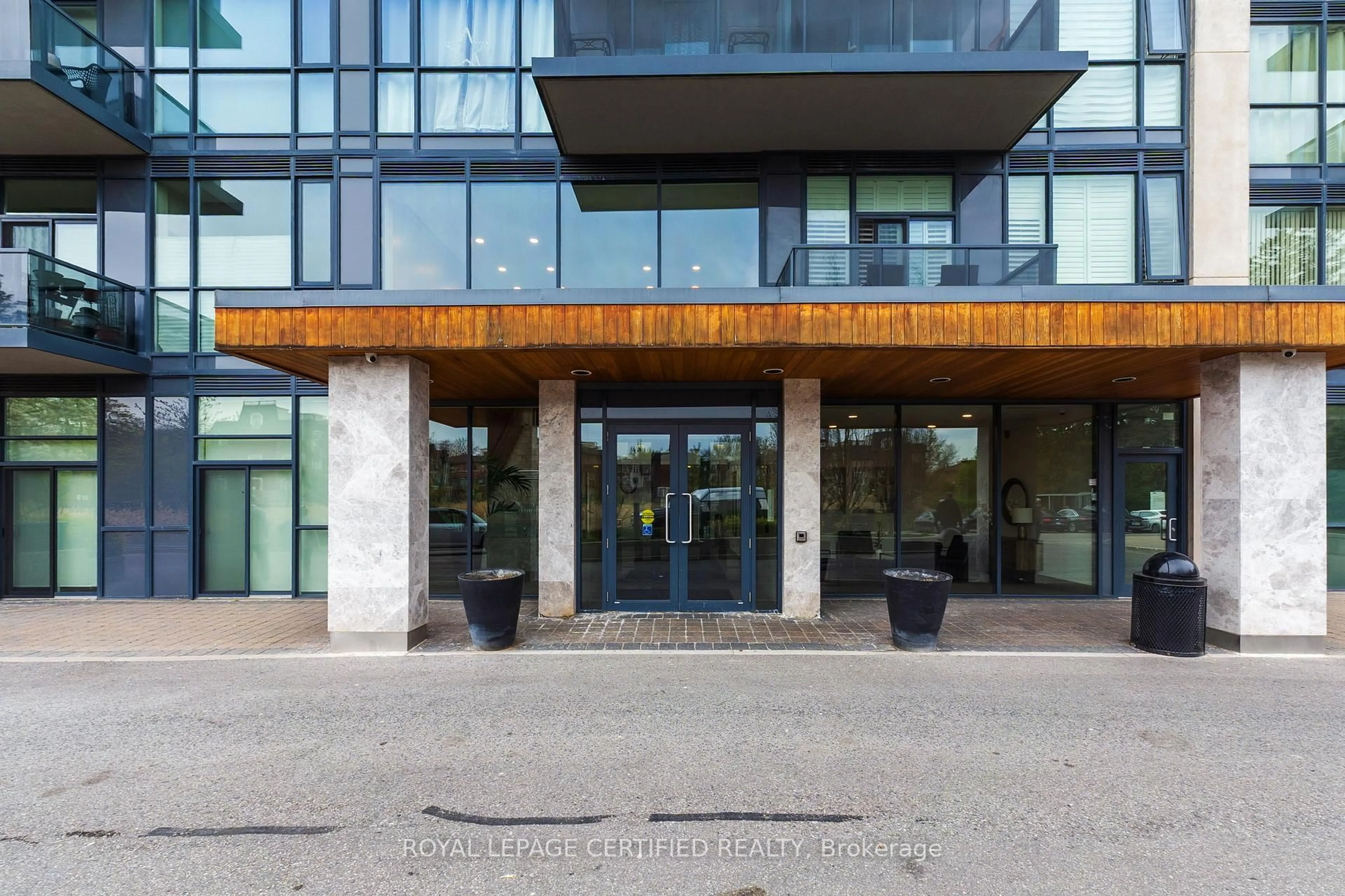 Indoor foyer for 4700 Highway 7 #711, Vaughan Ontario L4L 0B4