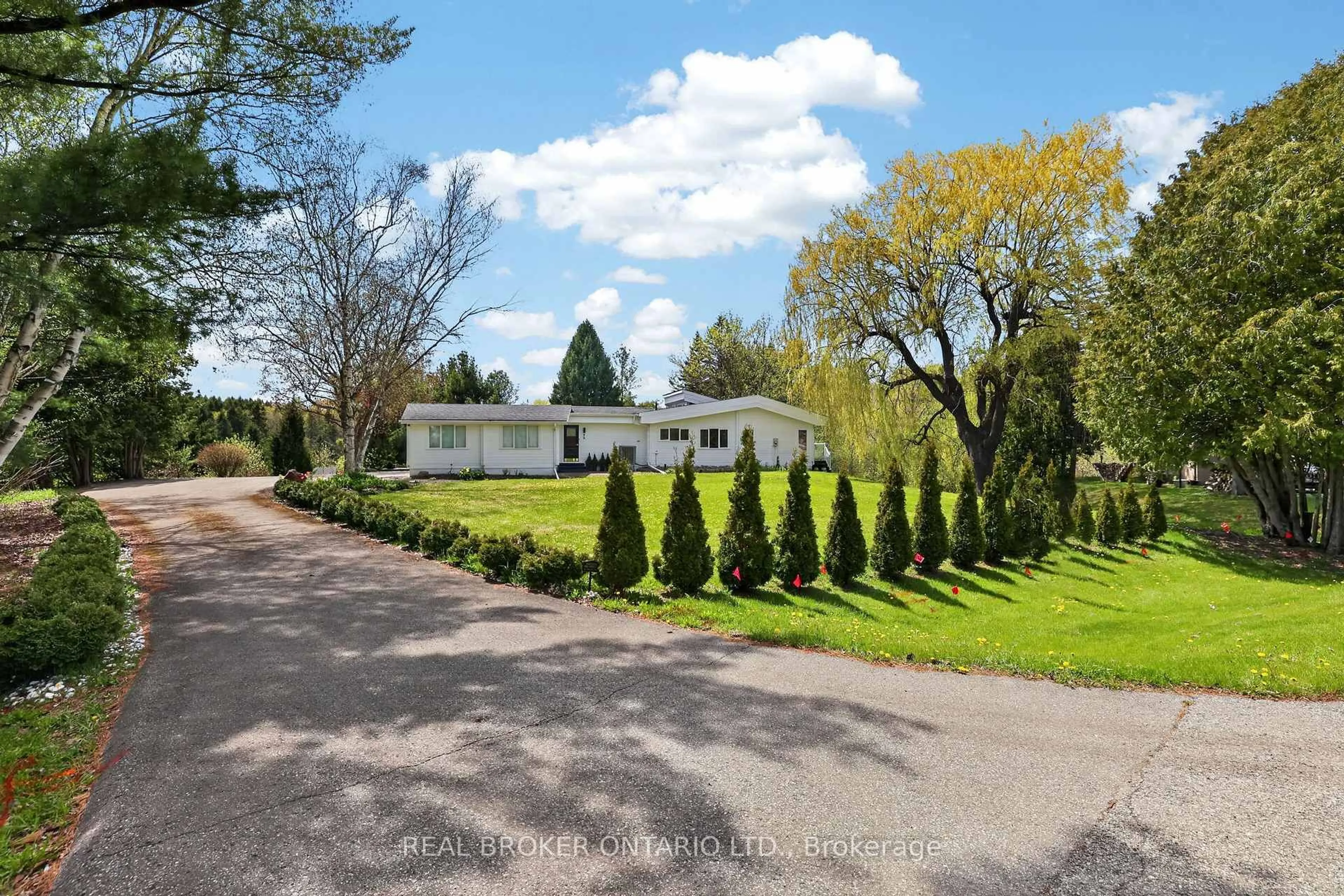 A pic from outside/outdoor area/front of a property/back of a property/a pic from drone, street for 26 Orchard Crt, East Gwillimbury Ontario L0G 1M0