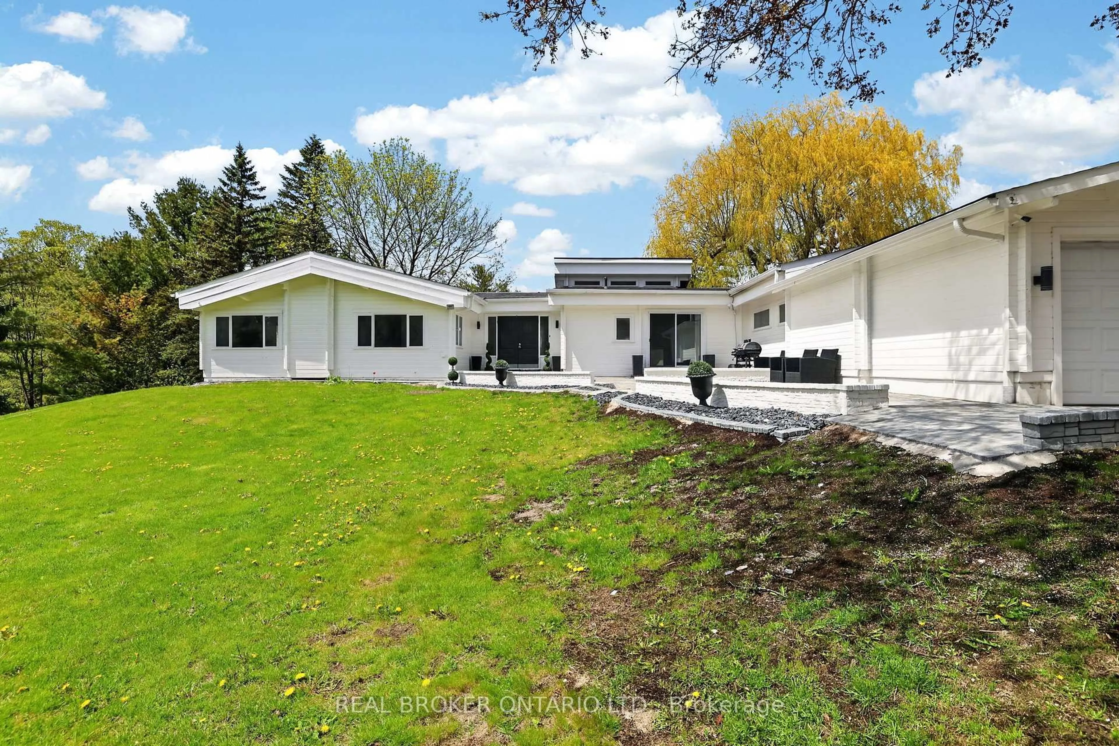 A pic from outside/outdoor area/front of a property/back of a property/a pic from drone, street for 26 Orchard Crt, East Gwillimbury Ontario L0G 1M0