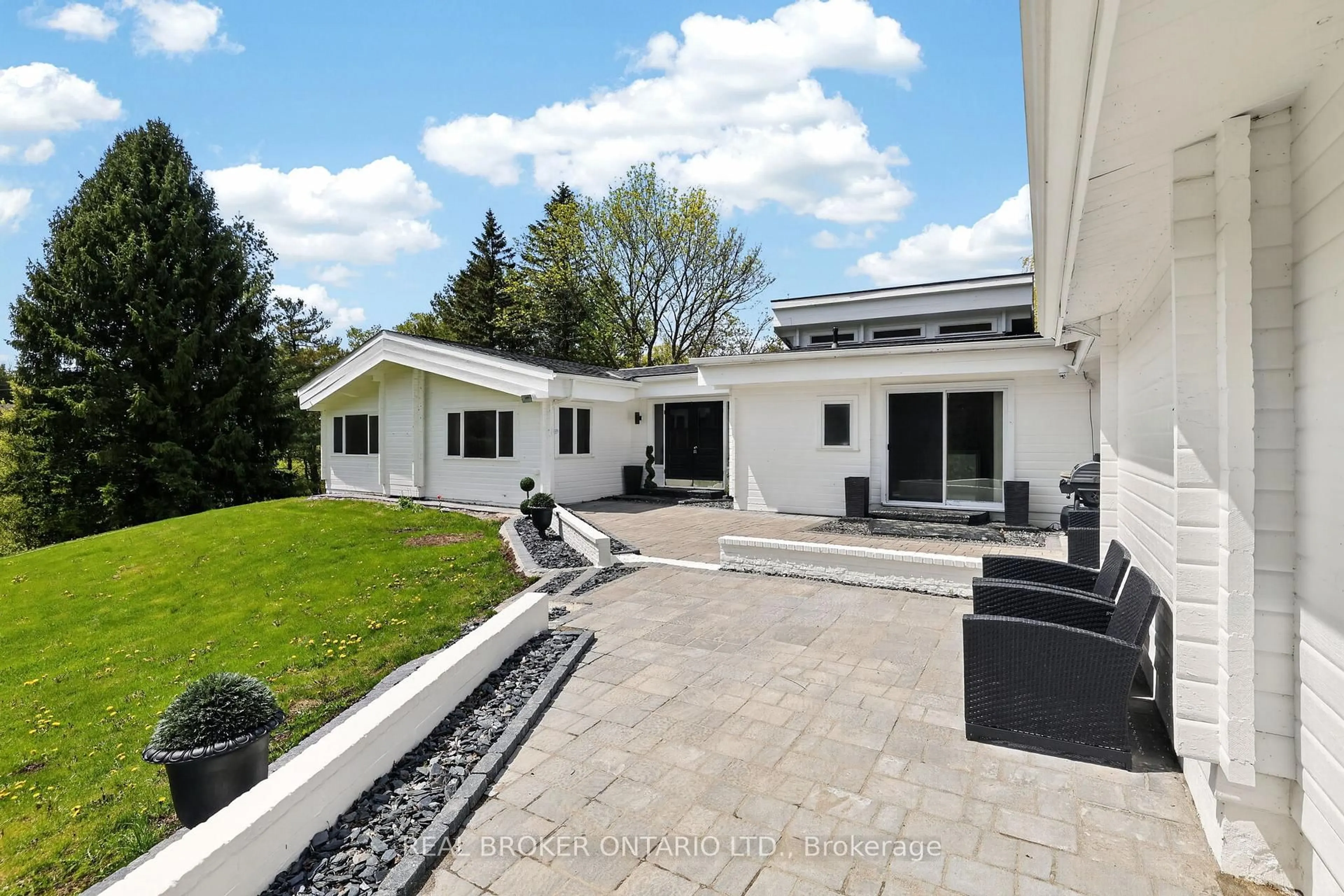 A pic from outside/outdoor area/front of a property/back of a property/a pic from drone, street for 26 Orchard Crt, East Gwillimbury Ontario L0G 1M0