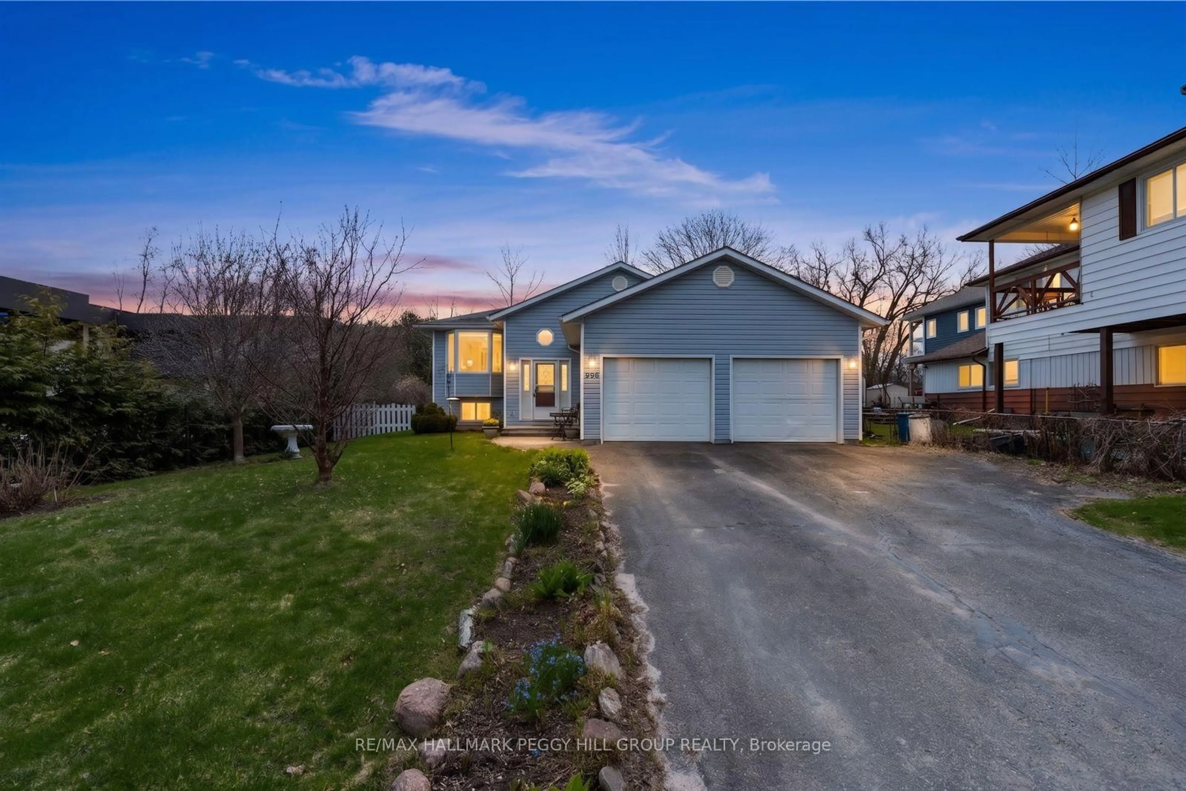 A pic from outside/outdoor area/front of a property/back of a property/a pic from drone, street for 996 Arnold St, Innisfil Ontario L0L 1W0