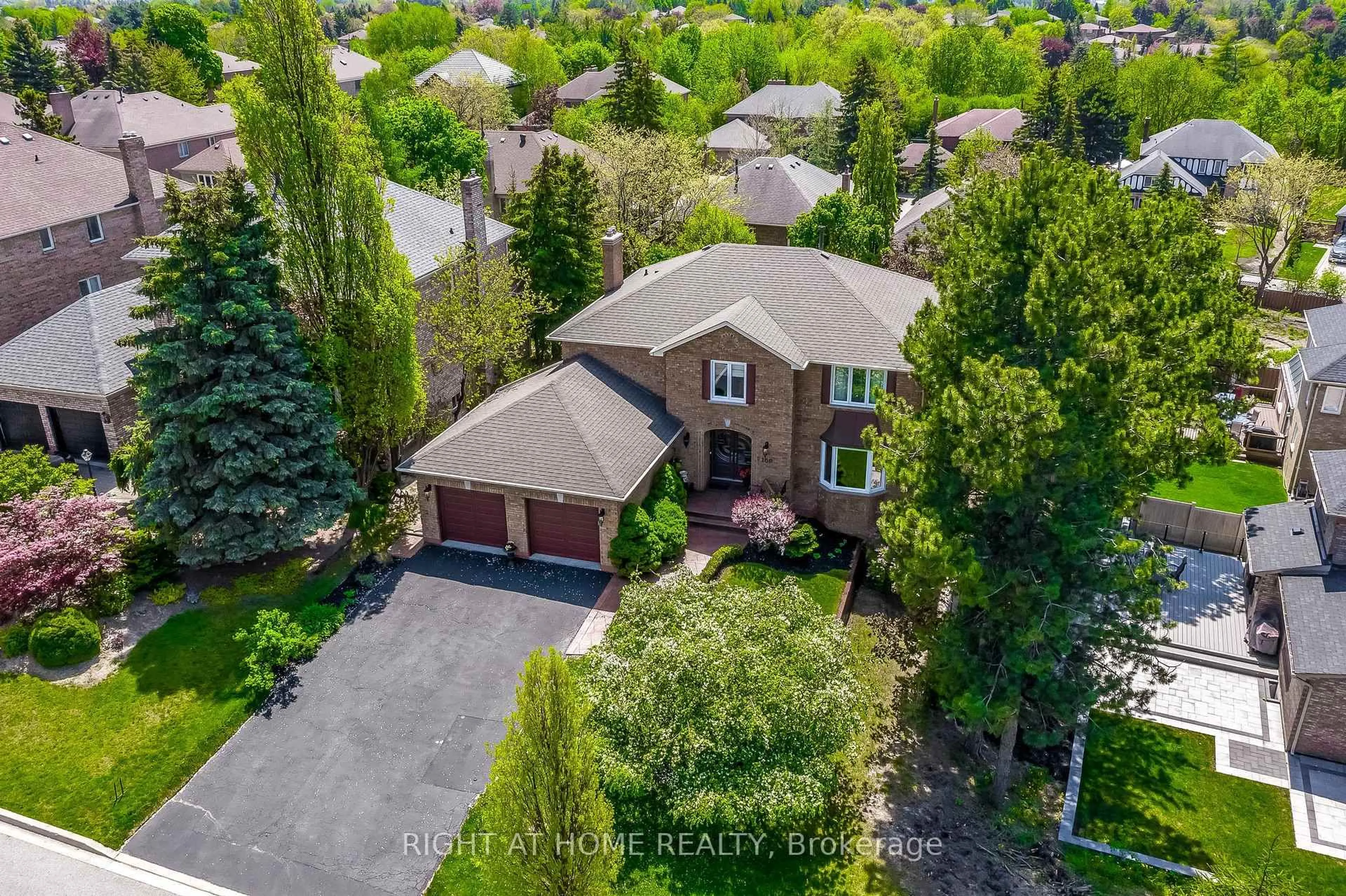 A pic from outside/outdoor area/front of a property/back of a property/a pic from drone, street for 160 Rossmull Cres, Vaughan Ontario L4L 7E1