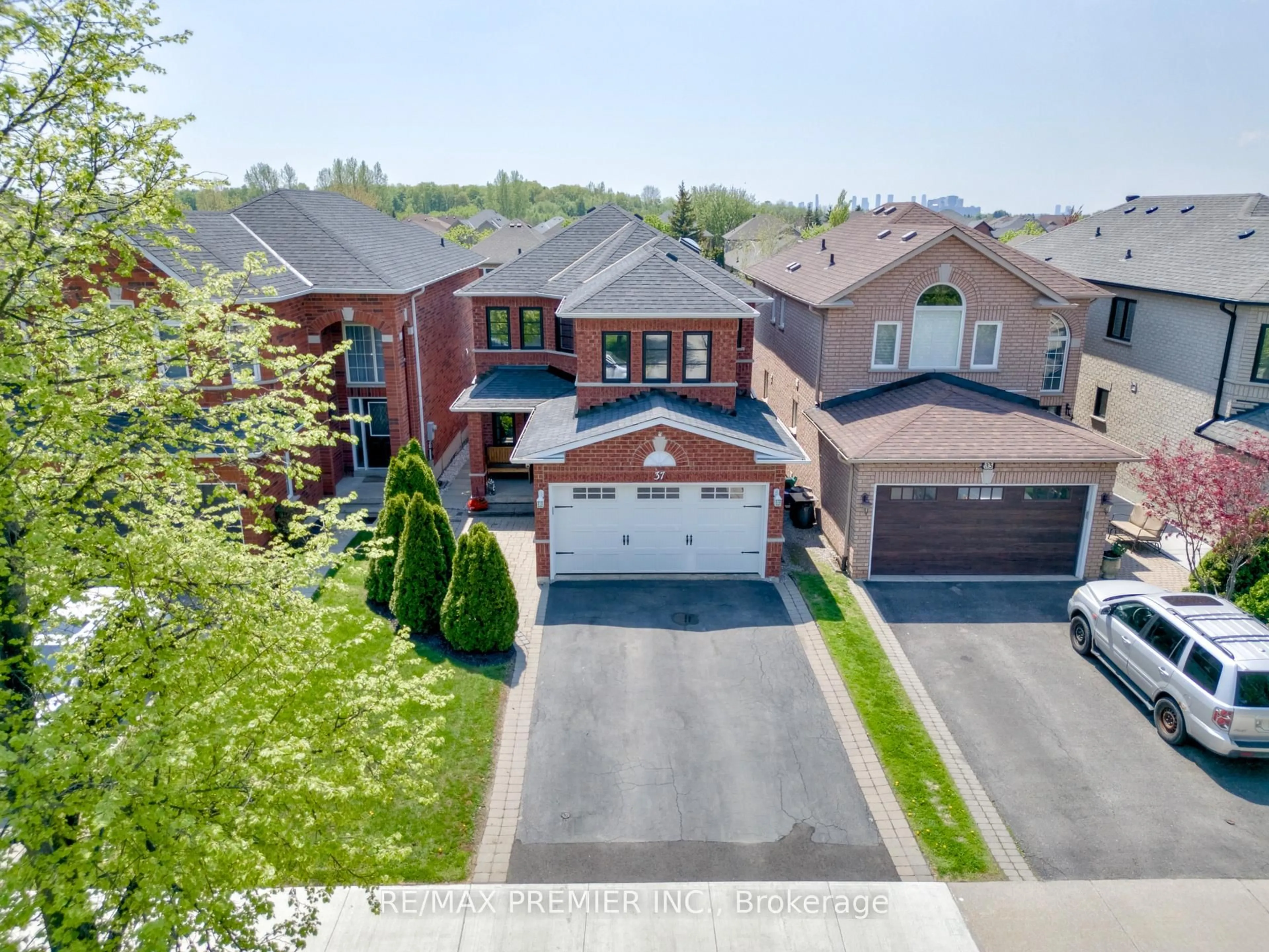 A pic from outside/outdoor area/front of a property/back of a property/a pic from drone, street for 37 Princeton Gate, Vaughan Ontario L6A 2R7