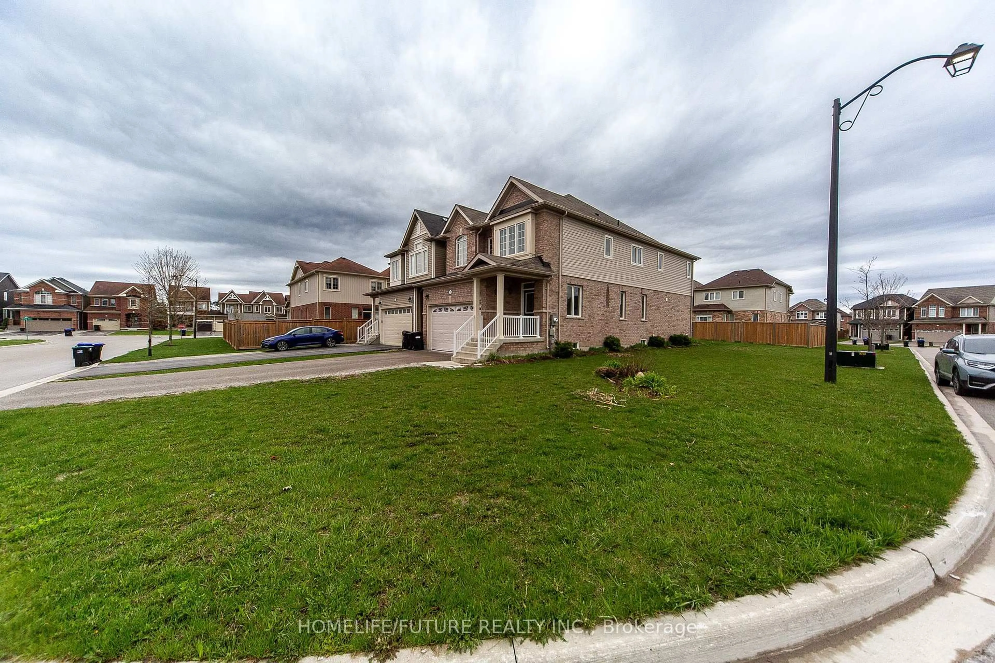 A pic from outside/outdoor area/front of a property/back of a property/a pic from drone, street for 5 Hutton Cres, Essa Ontario L0M 1B6