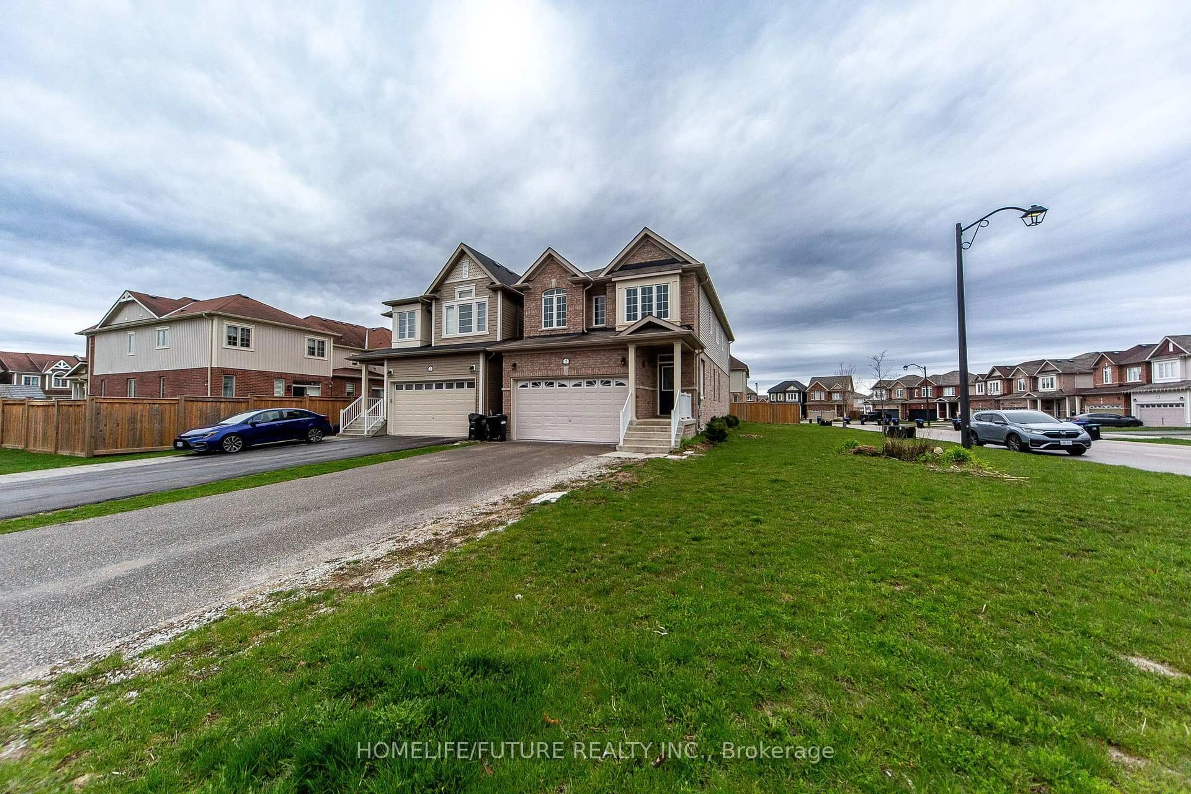 A pic from outside/outdoor area/front of a property/back of a property/a pic from drone, street for 5 Hutton Cres, Essa Ontario L0M 1B6