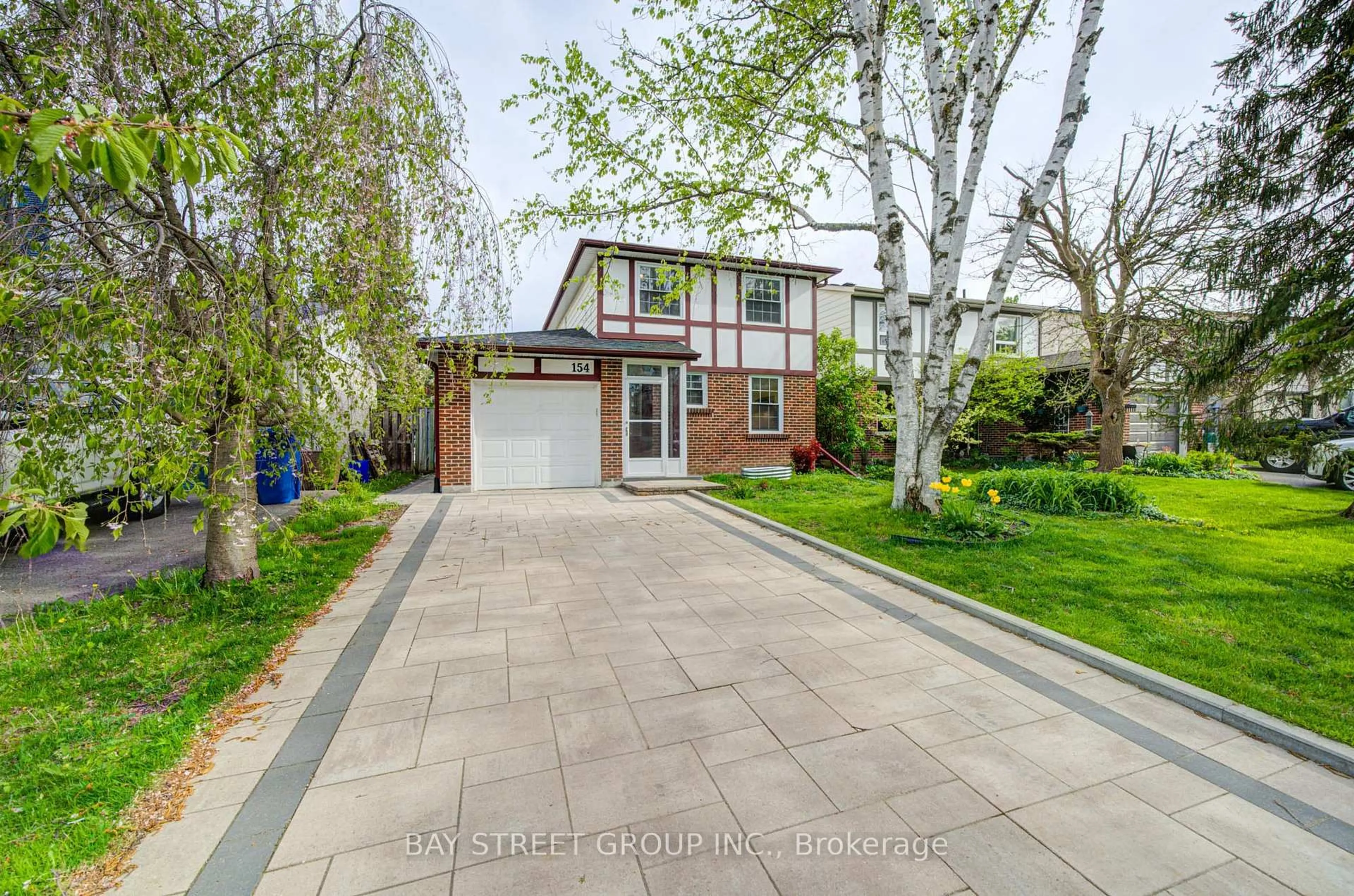 Home with brick exterior material, street for 154 Thoms Cres, Newmarket Ontario L3Y 1E1