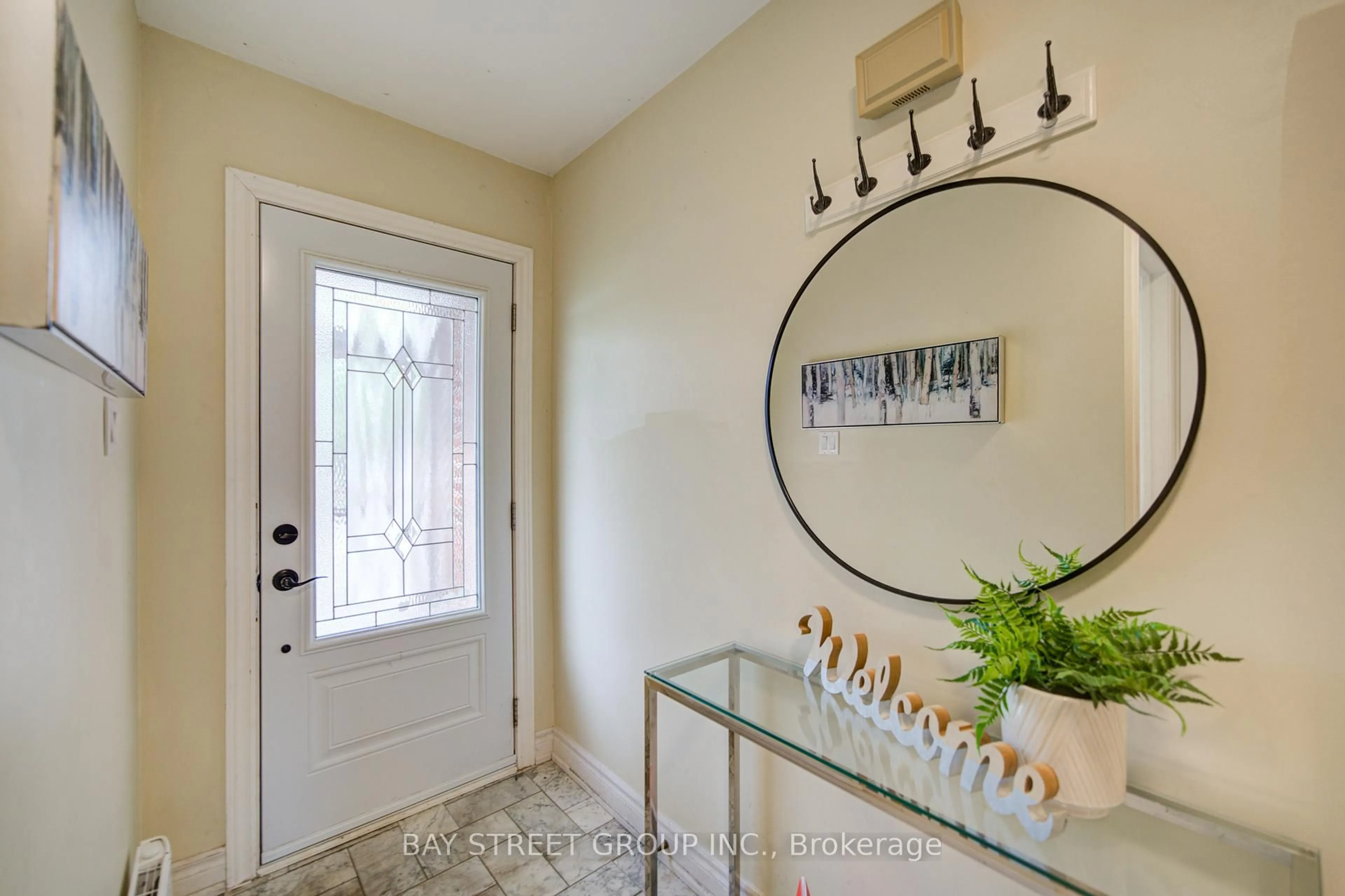 Indoor entryway for 154 Thoms Cres, Newmarket Ontario L3Y 1E1