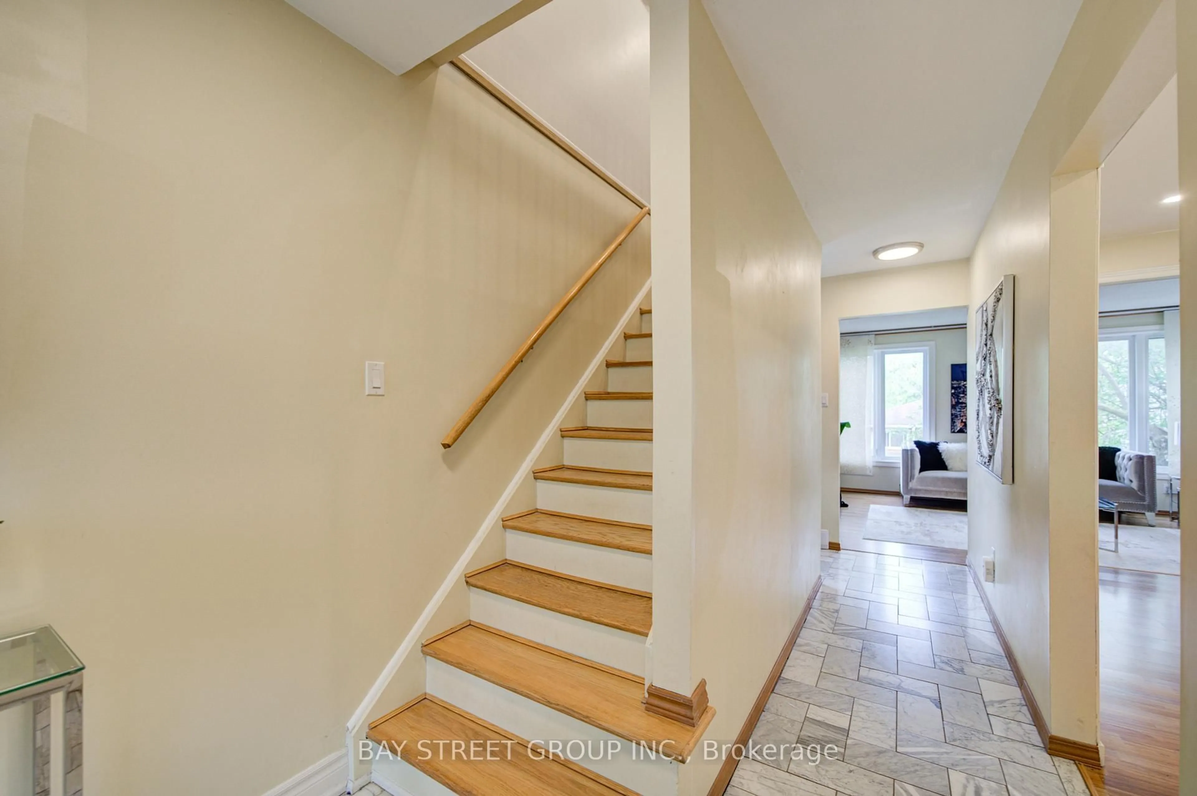 Unknown for 154 Thoms Cres, Newmarket Ontario L3Y 1E1