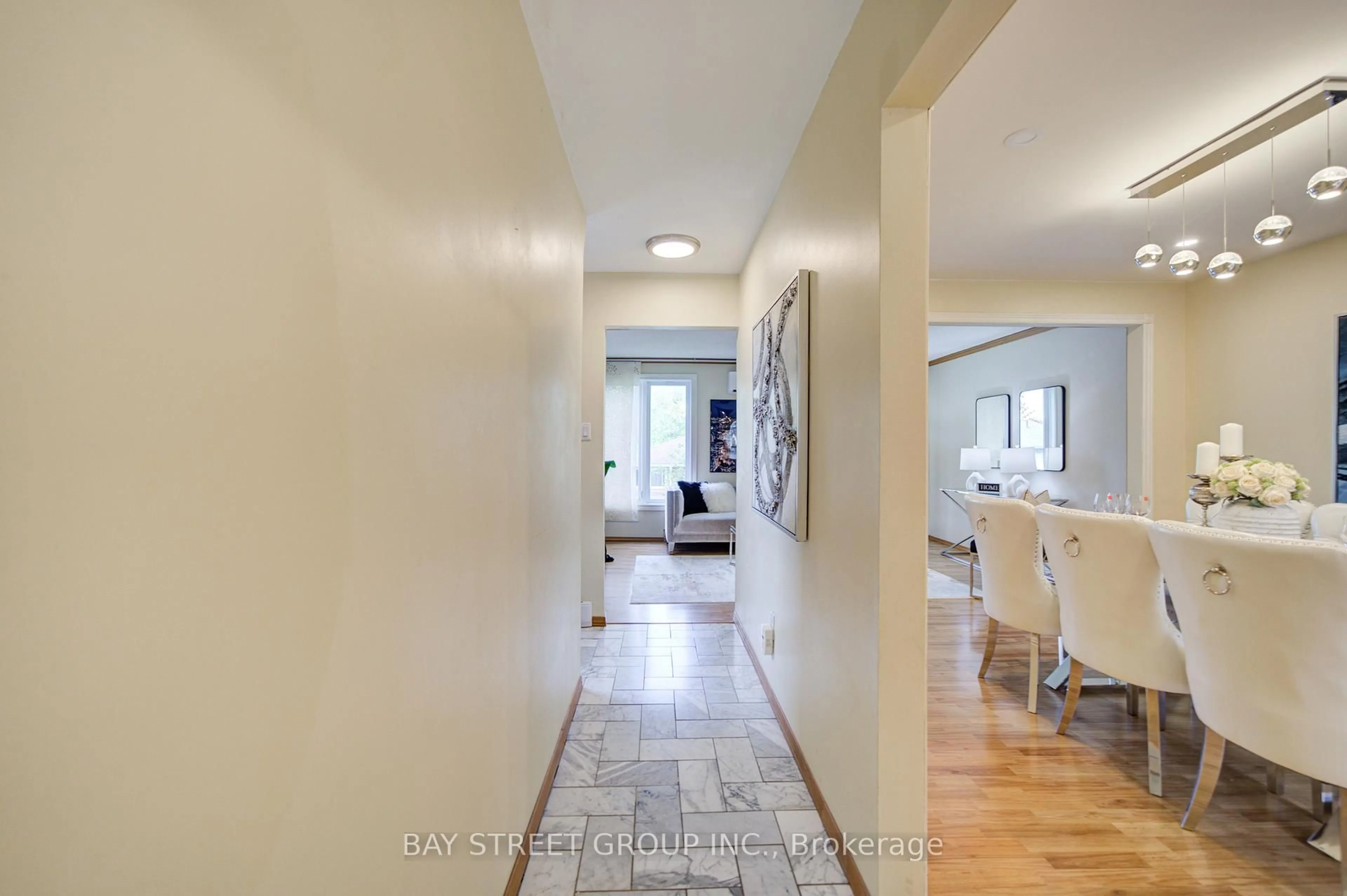 Indoor entryway for 154 Thoms Cres, Newmarket Ontario L3Y 1E1