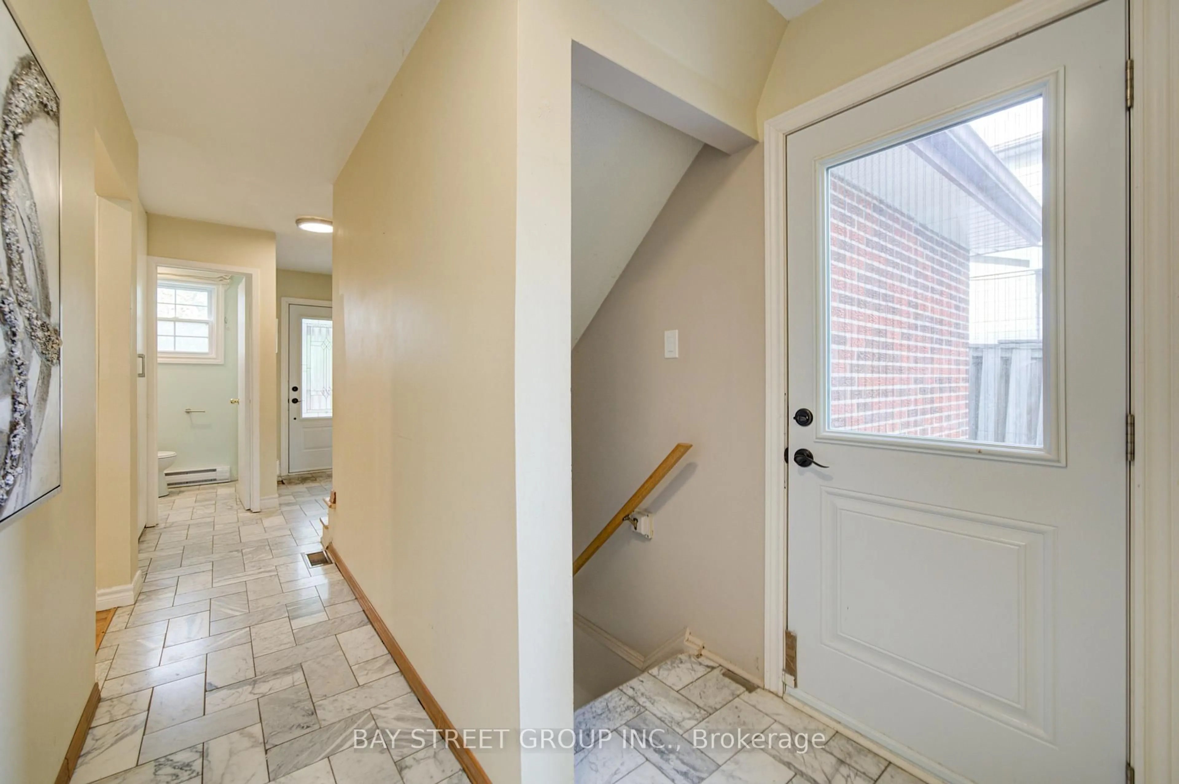 Indoor entryway for 154 Thoms Cres, Newmarket Ontario L3Y 1E1