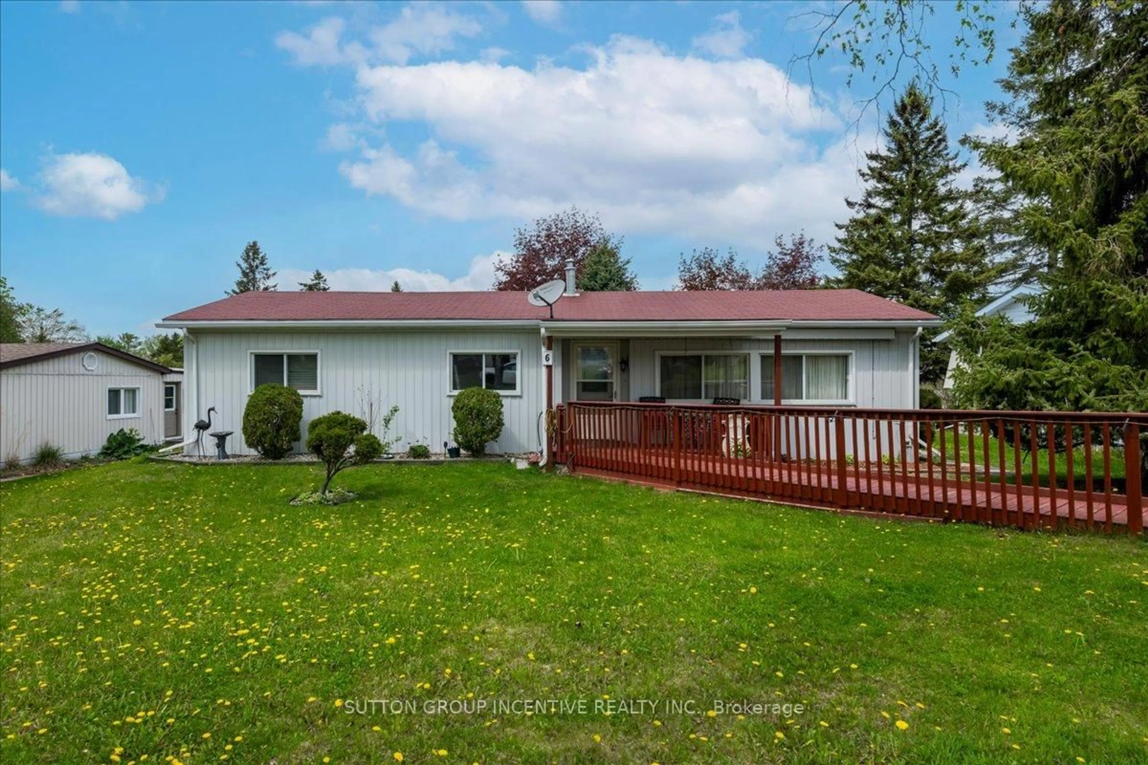 A pic from outside/outdoor area/front of a property/back of a property/a pic from drone, street for 6 Pine Hill Crt, Innisfil Ontario L9S 1R5