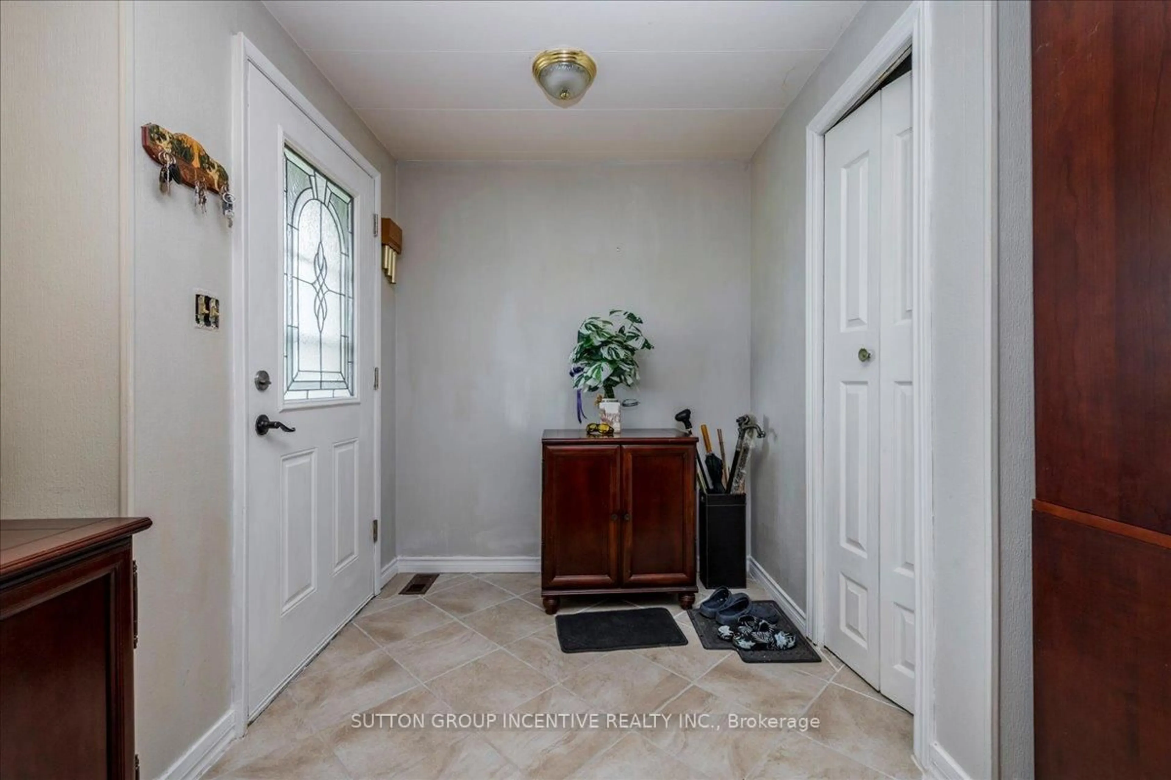 Indoor entryway for 6 Pine Hill Crt, Innisfil Ontario L9S 1R5