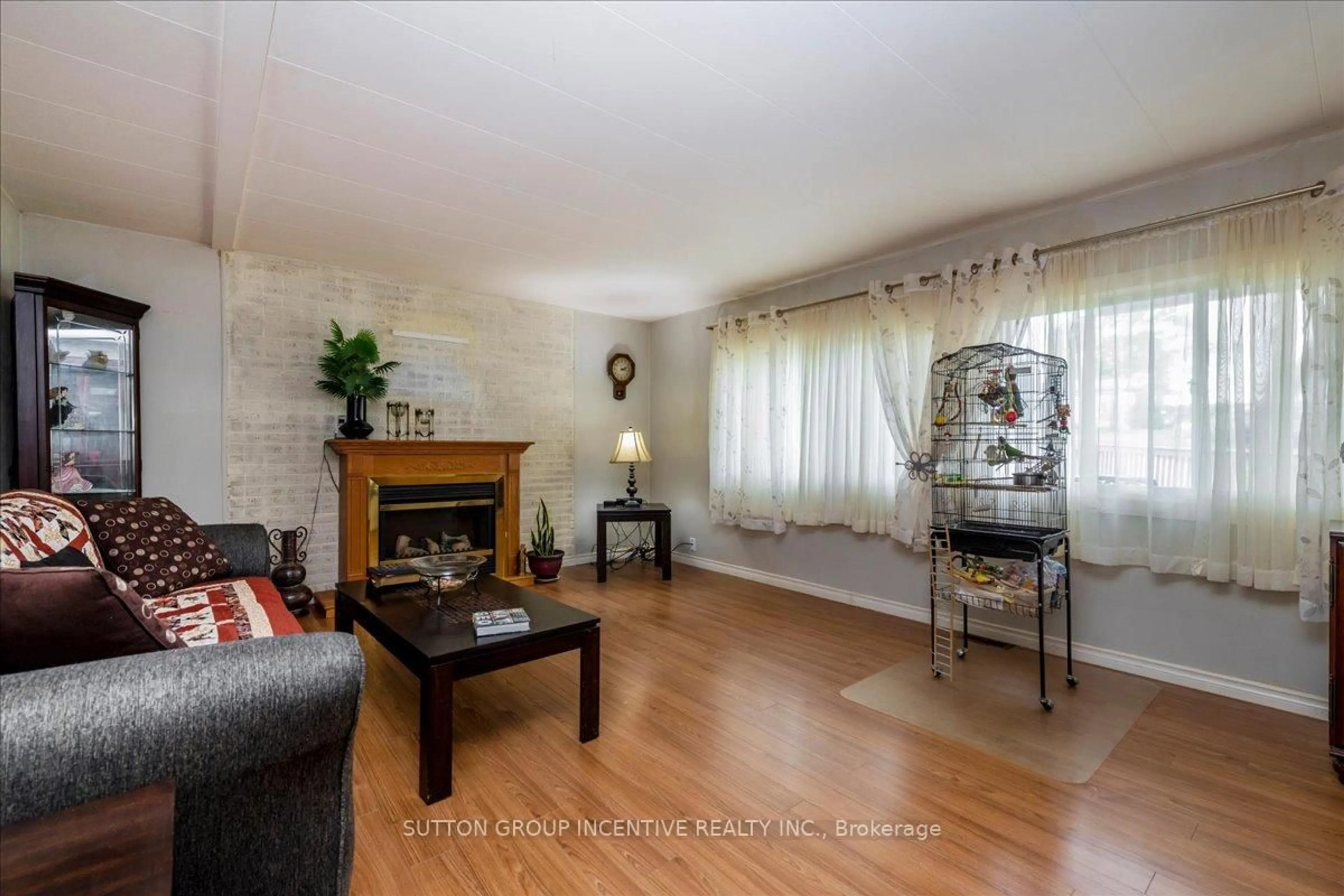 Living room with furniture, wood/laminate floor for 6 Pine Hill Crt, Innisfil Ontario L9S 1R5