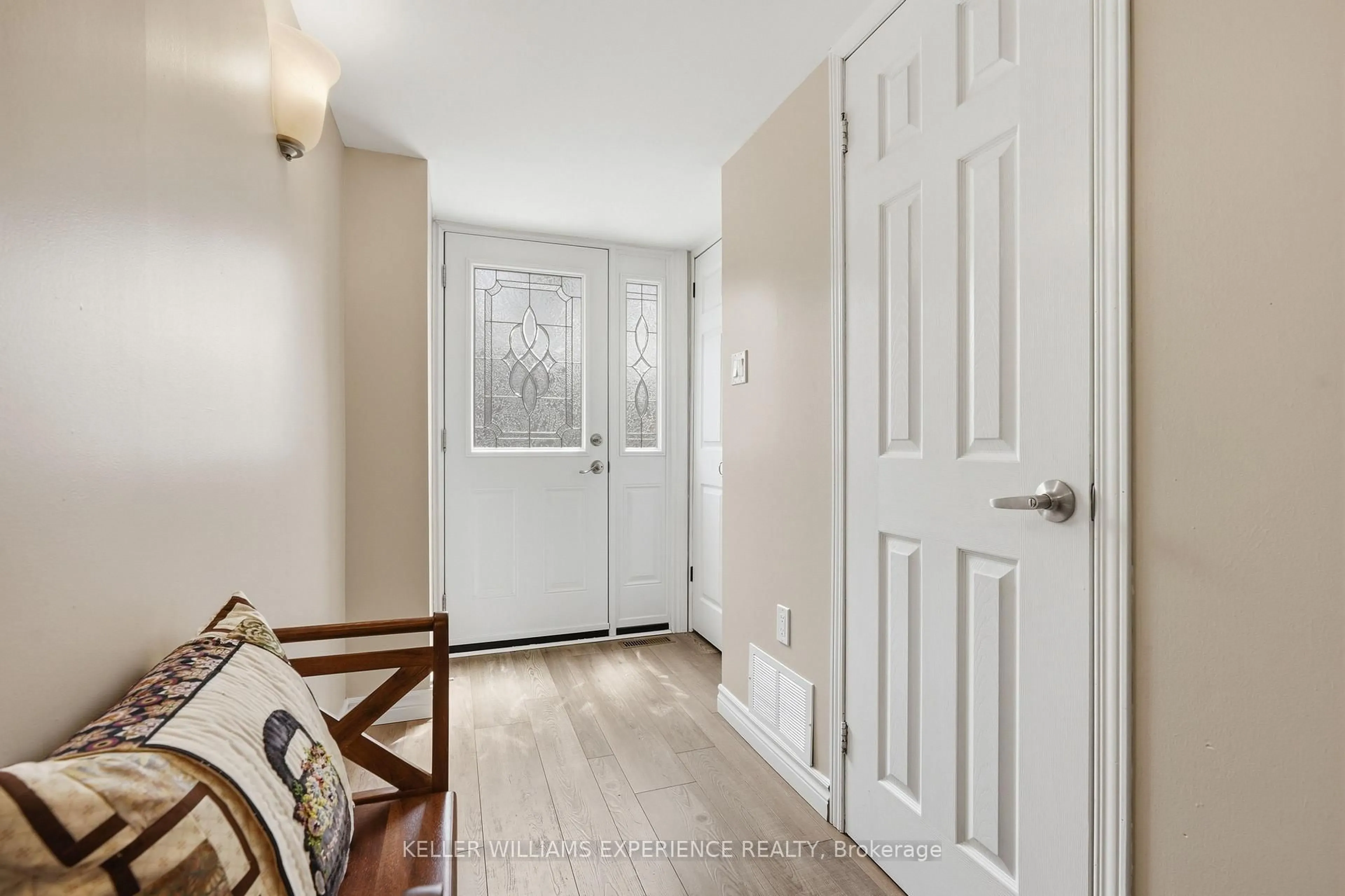 Indoor entryway for 246 Tupper Blvd #8, New Tecumseth Ontario L9R 1A9