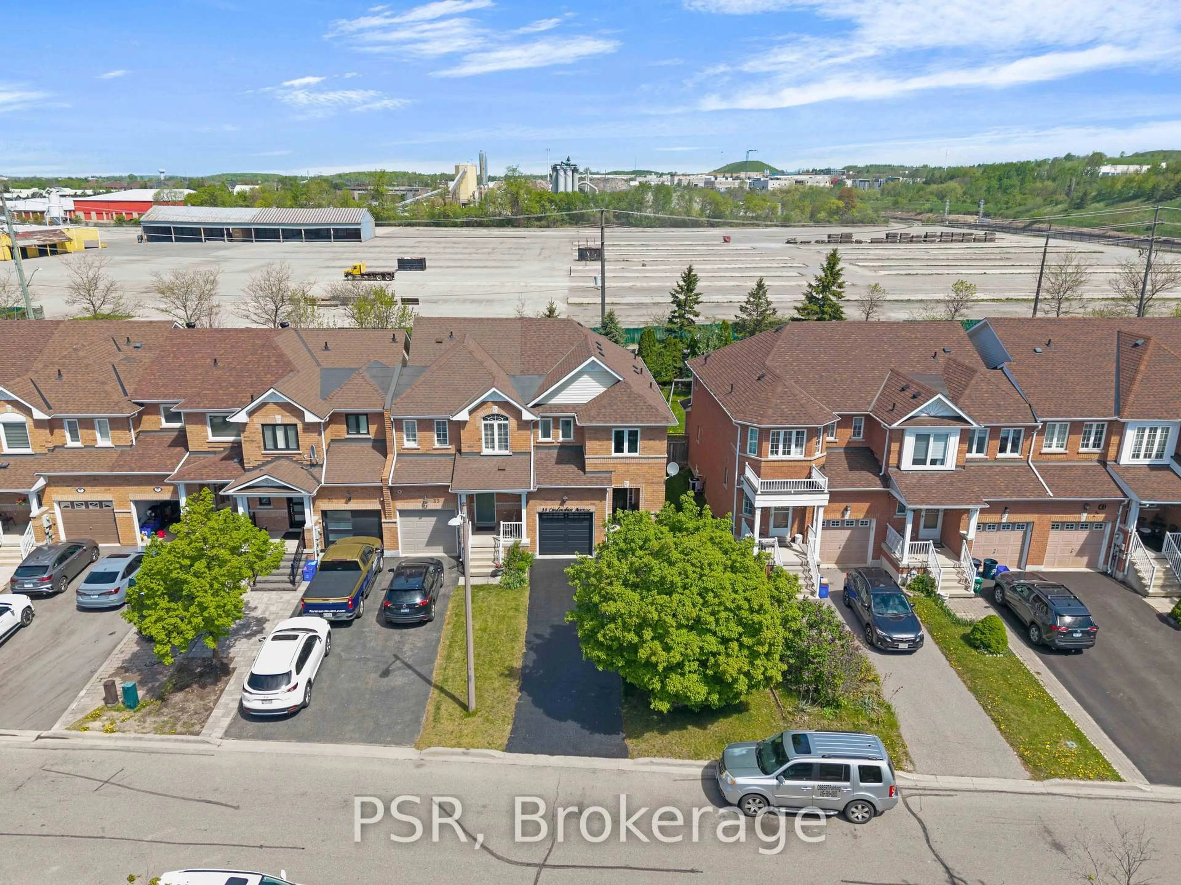 A pic from outside/outdoor area/front of a property/back of a property/a pic from drone, street for 35 Lindenshire Ave, Vaughan Ontario L6A 4A4