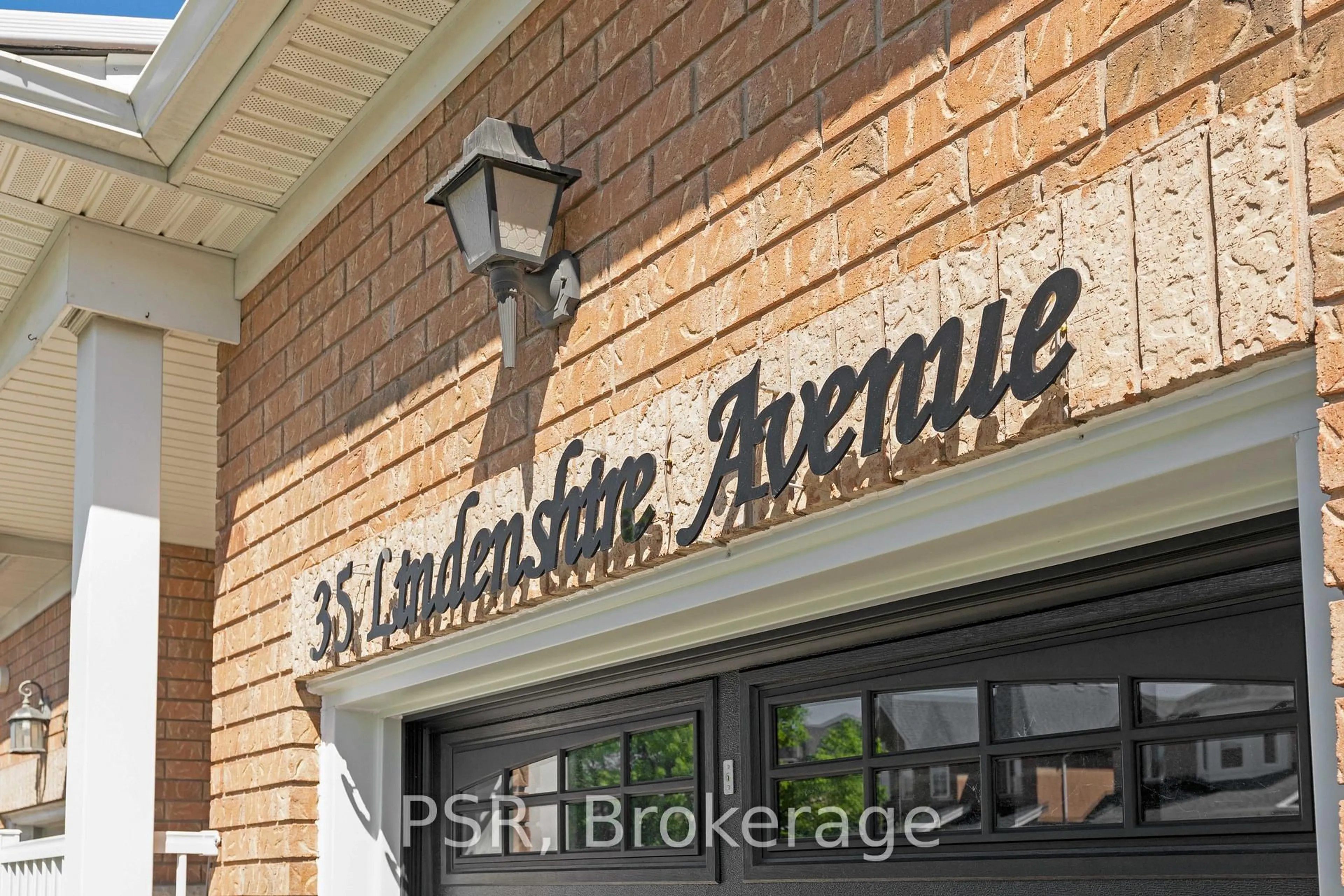 Indoor foyer for 35 Lindenshire Ave, Vaughan Ontario L6A 4A4