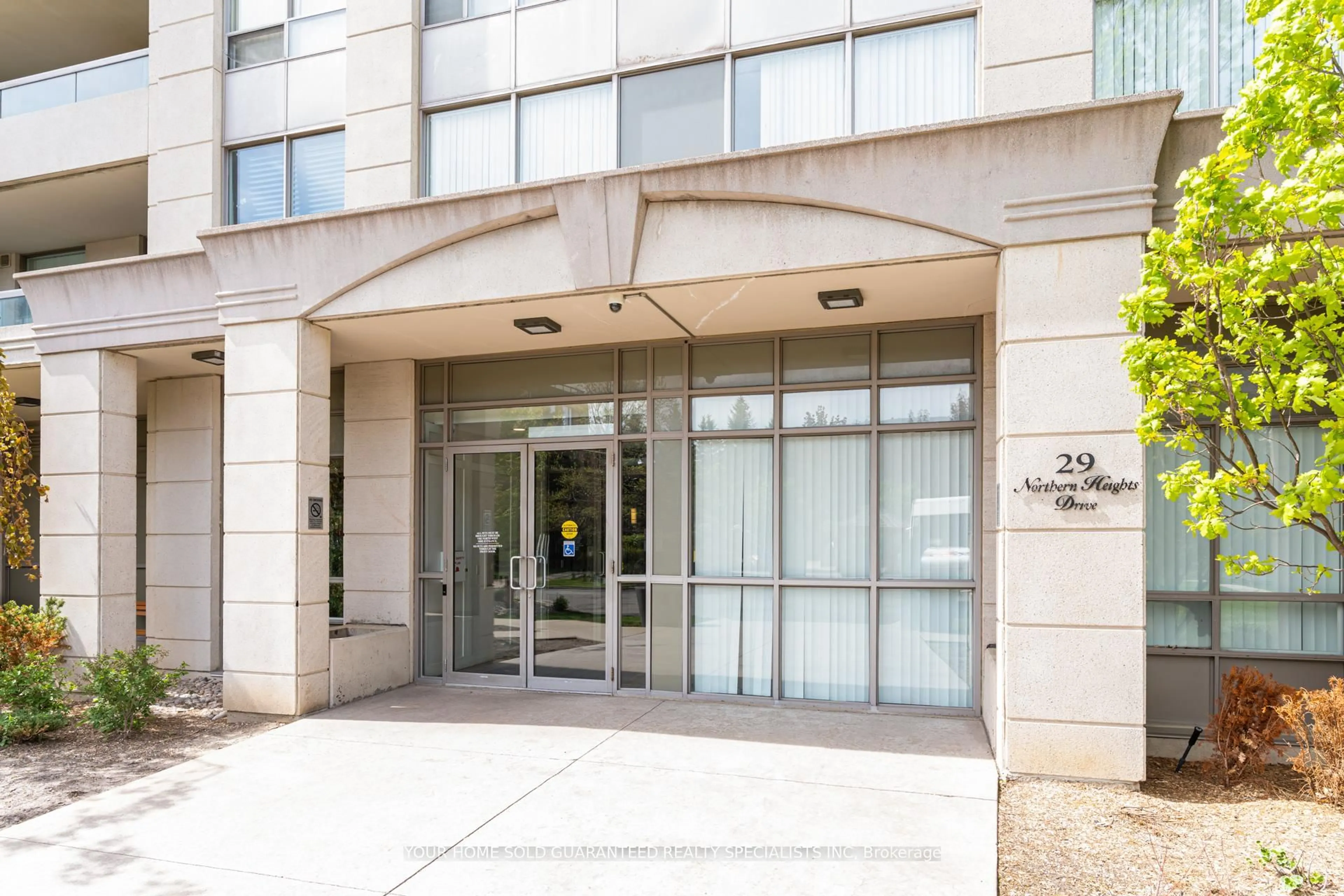 Indoor foyer for 29 Northern Hts Dr #408, Richmond Hill Ontario L4B 4L8