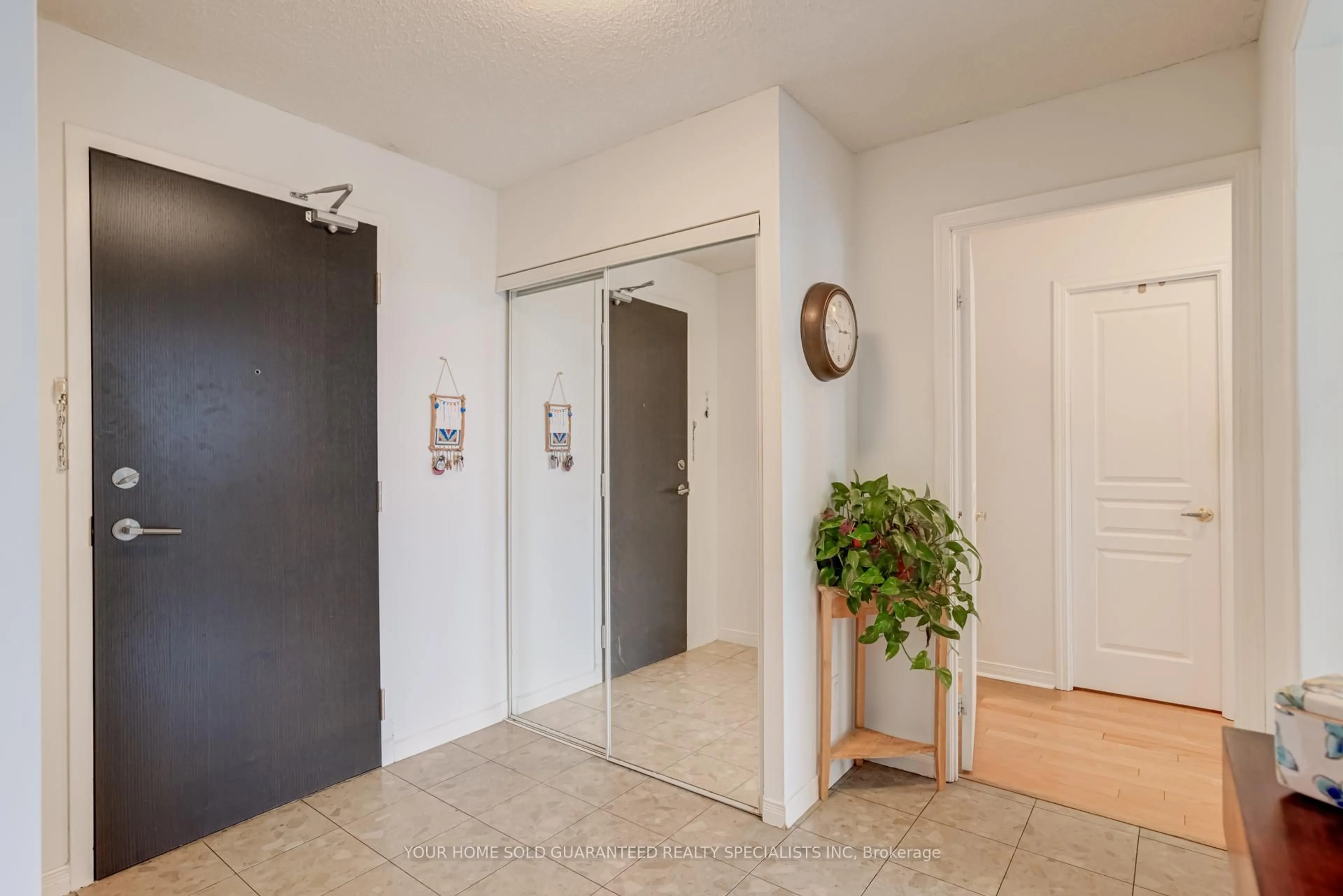 Indoor entryway for 29 Northern Hts Dr #408, Richmond Hill Ontario L4B 4L8
