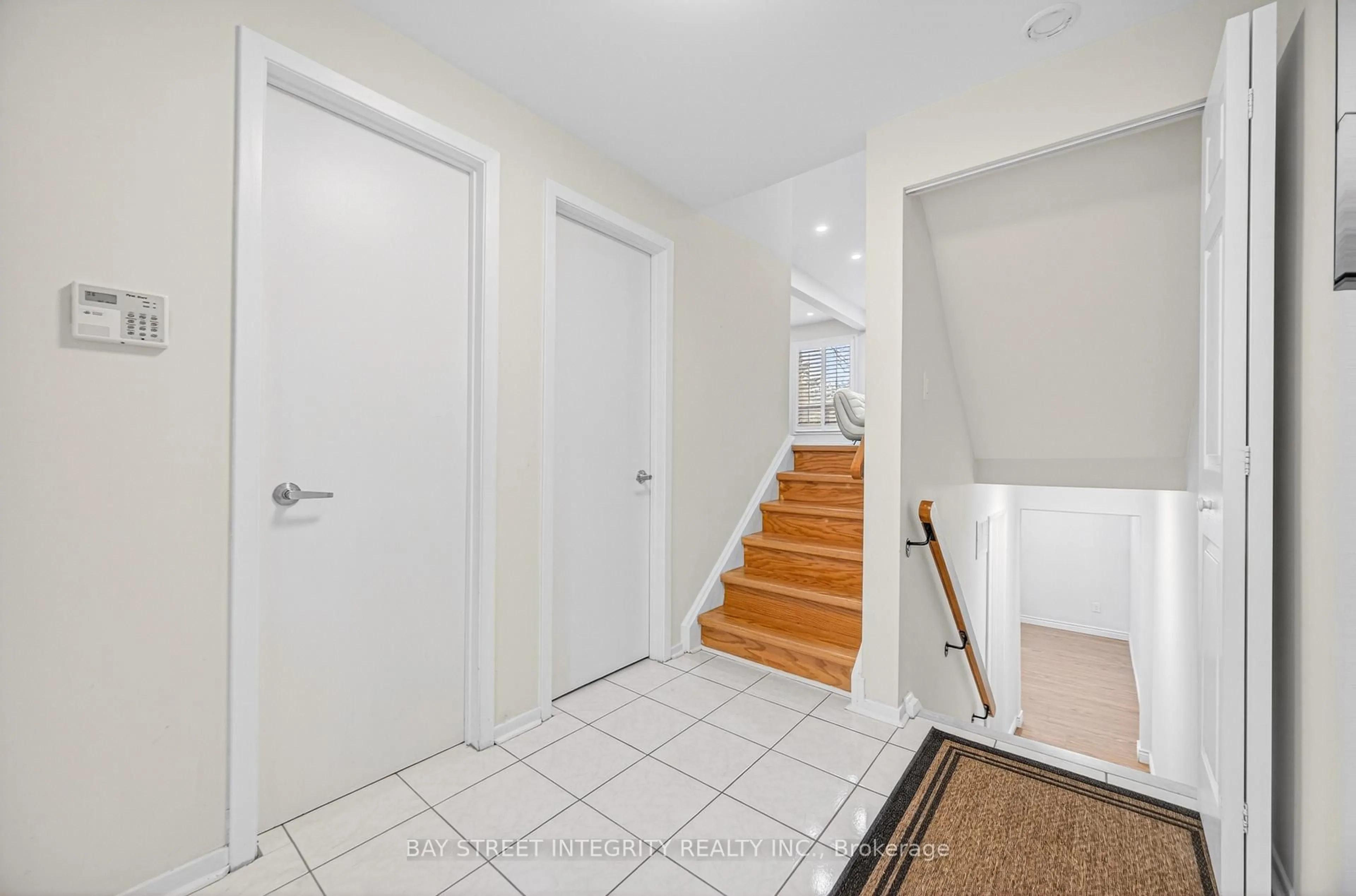 Indoor entryway for 646 Village Pkwy #26, Markham Ontario L3R 2S7