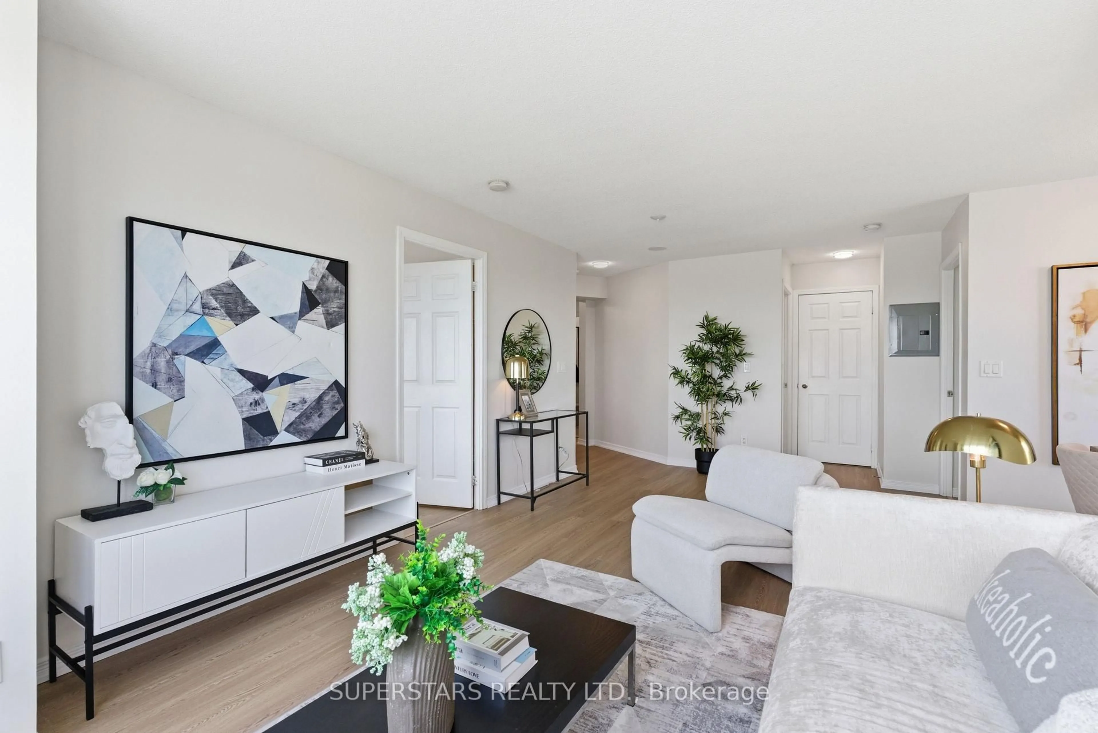 Living room with furniture, unknown for 23 Oneida Cres #1204, Richmond Hill Ontario L4B 0A2