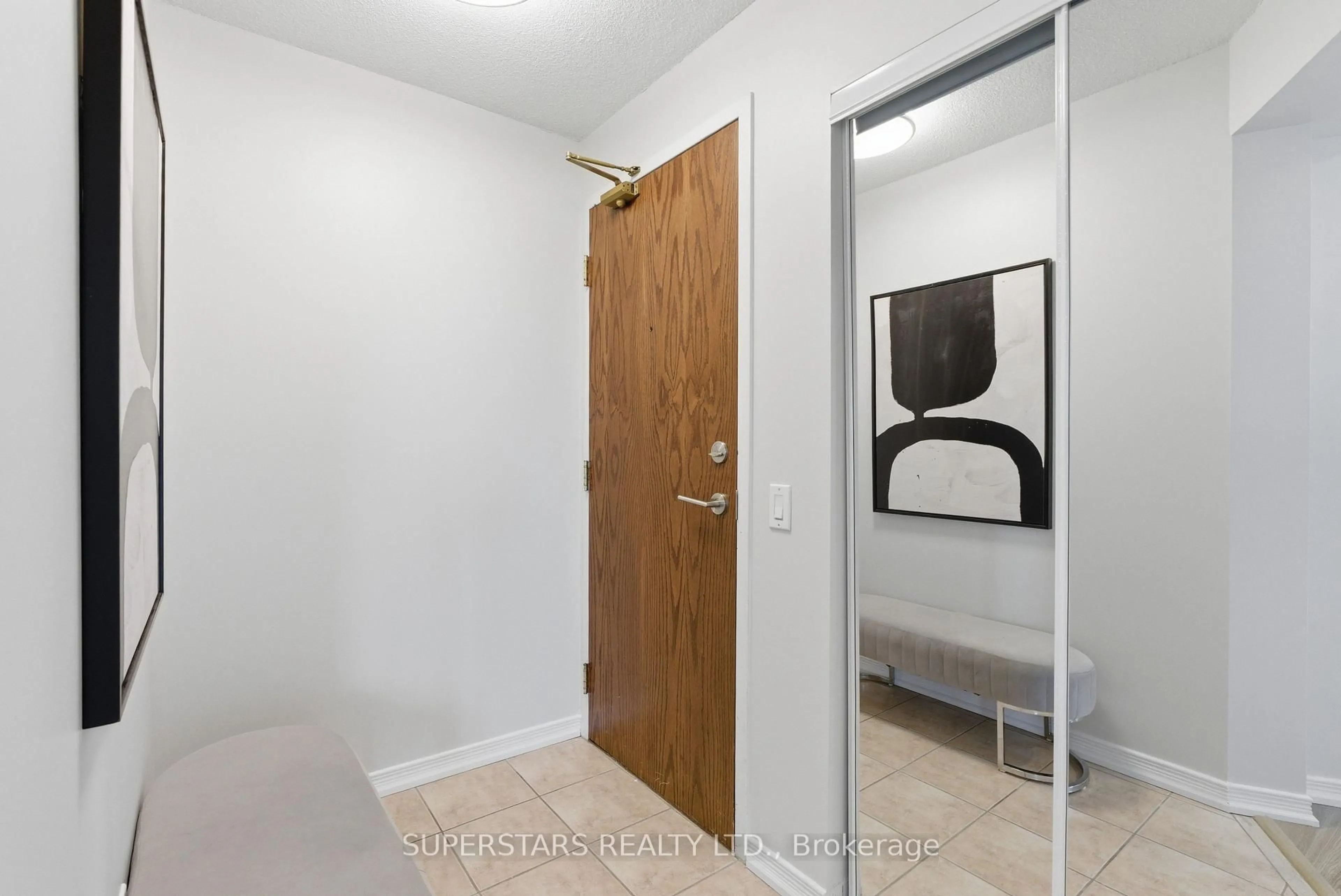 Indoor entryway for 23 Oneida Cres #1204, Richmond Hill Ontario L4B 0A2