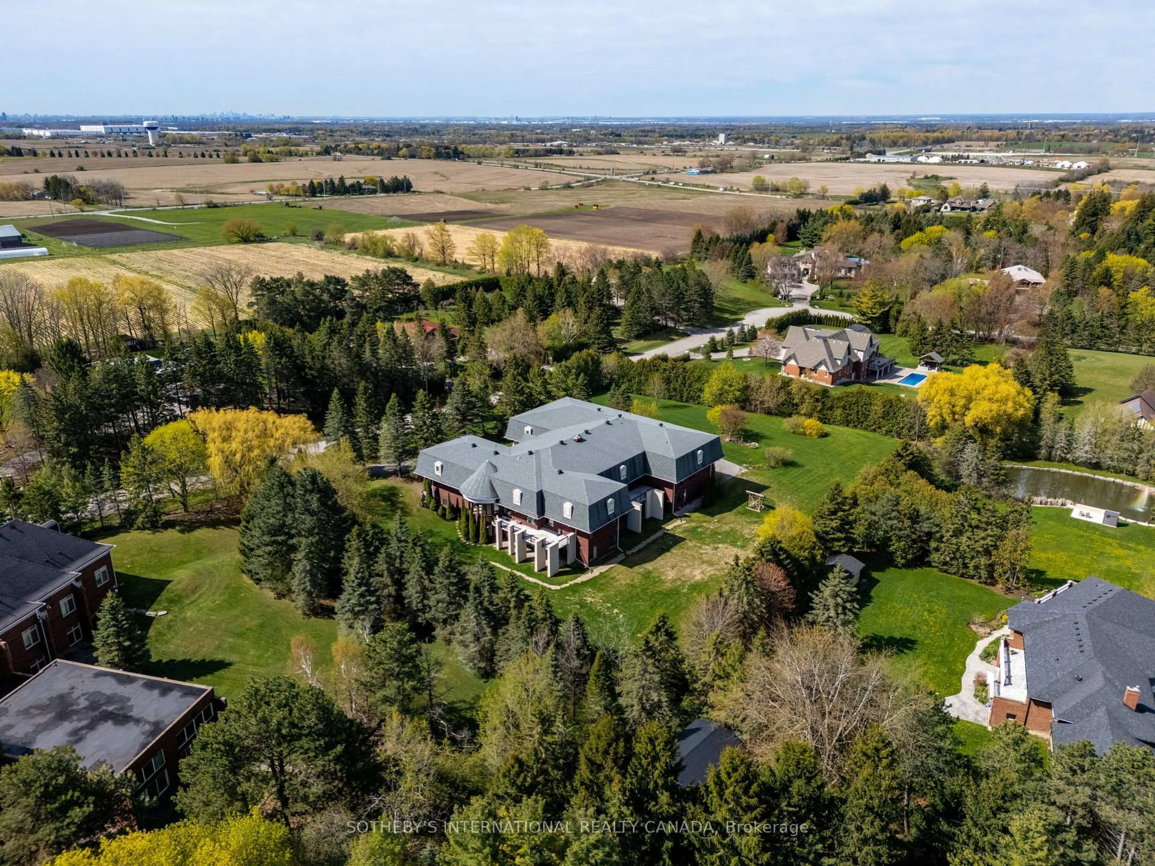 A pic from outside/outdoor area/front of a property/back of a property/a pic from drone, unknown for 48 Scott Cres, King Ontario L0G 1K0