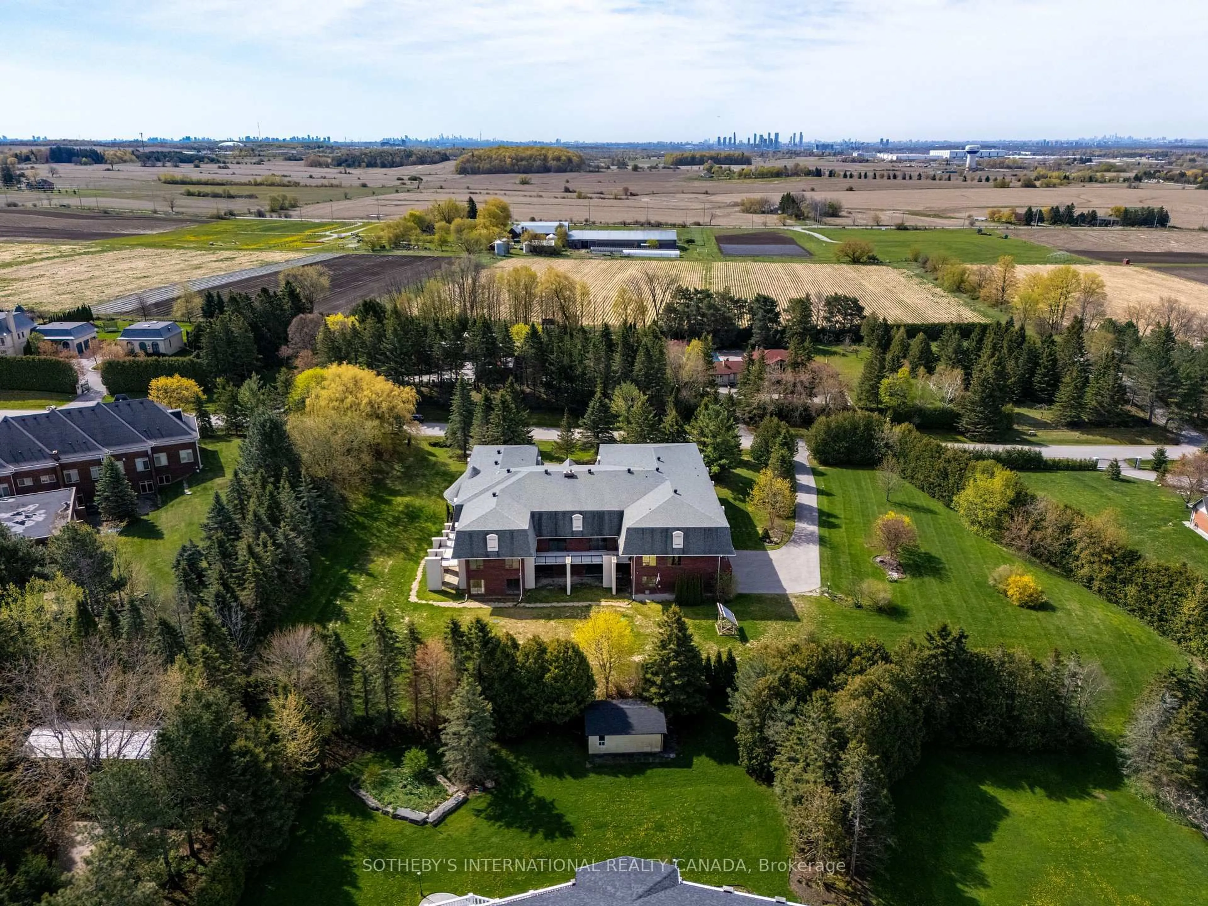 A pic from outside/outdoor area/front of a property/back of a property/a pic from drone, unknown for 48 Scott Cres, King Ontario L0G 1K0