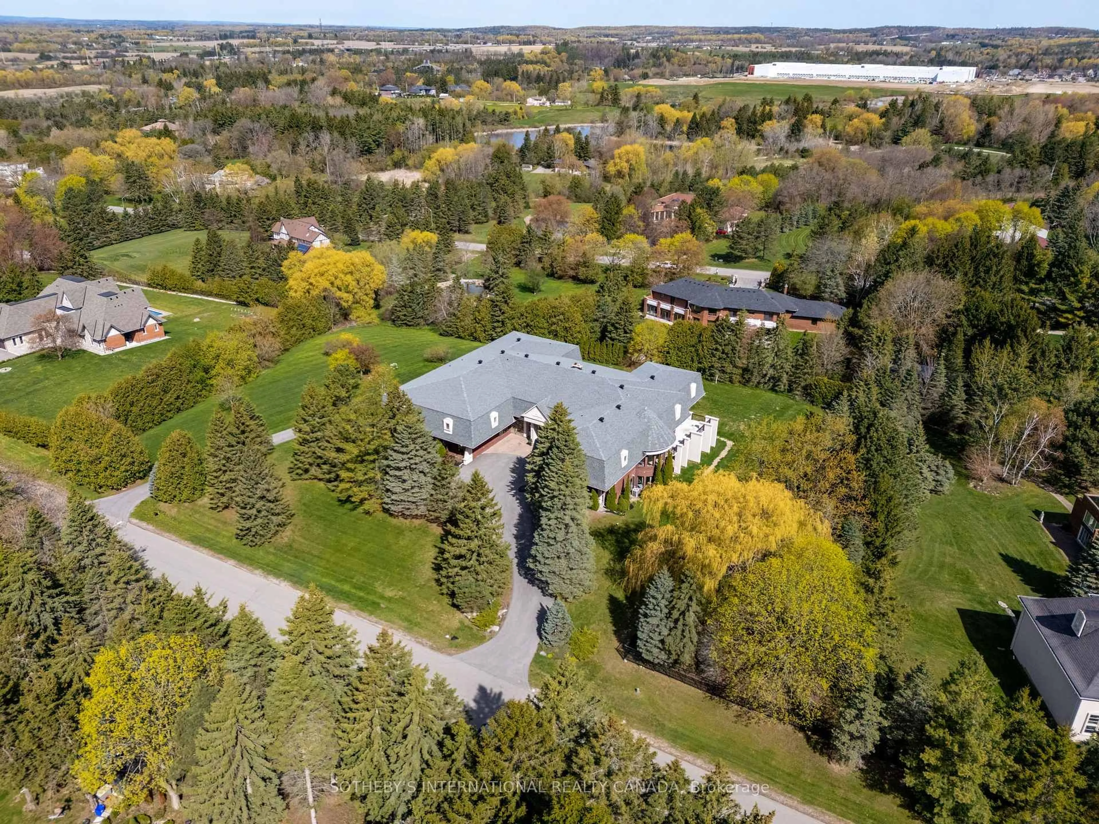 A pic from outside/outdoor area/front of a property/back of a property/a pic from drone, unknown for 48 Scott Cres, King Ontario L0G 1K0
