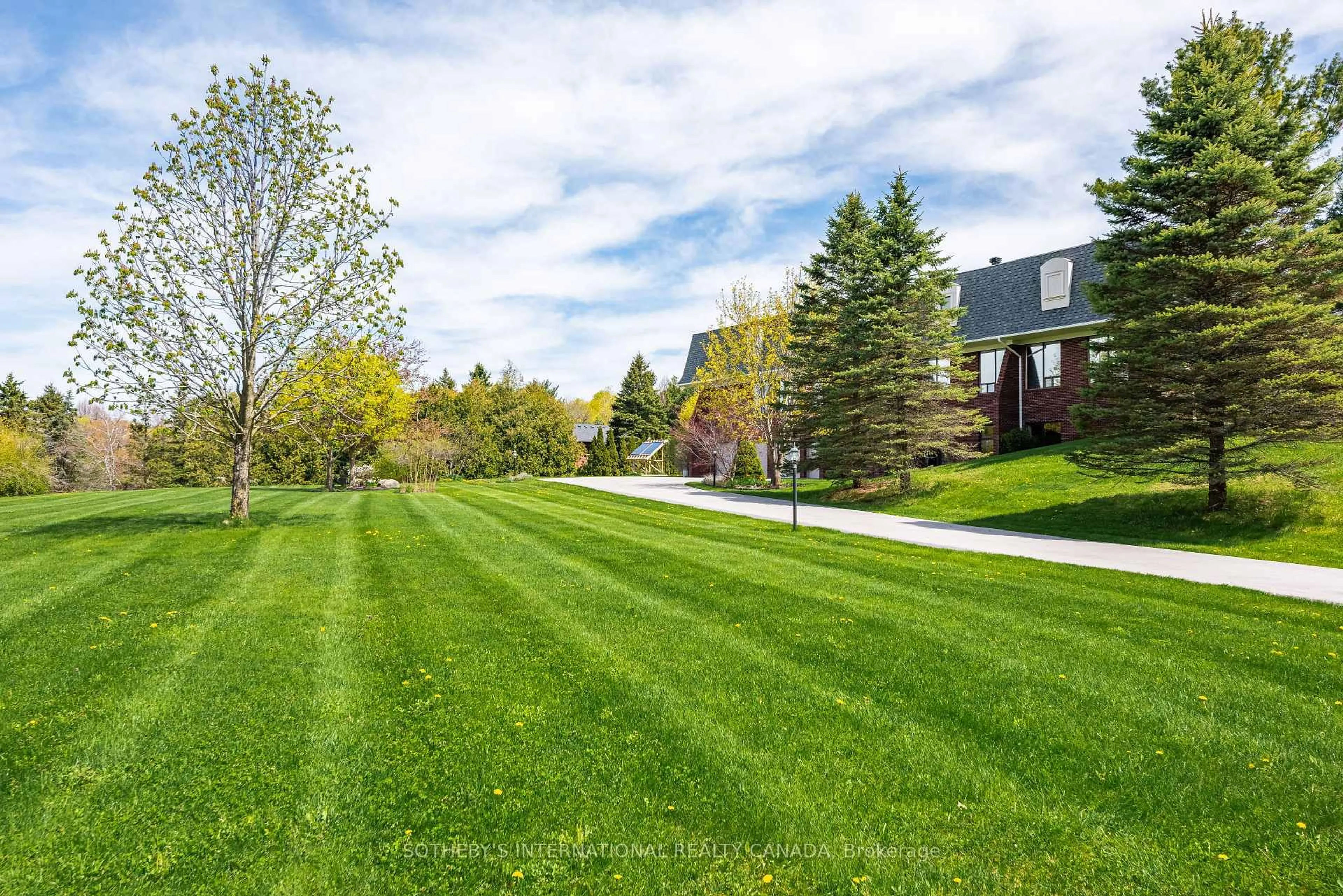 Patio, street for 48 Scott Cres, King Ontario L0G 1K0