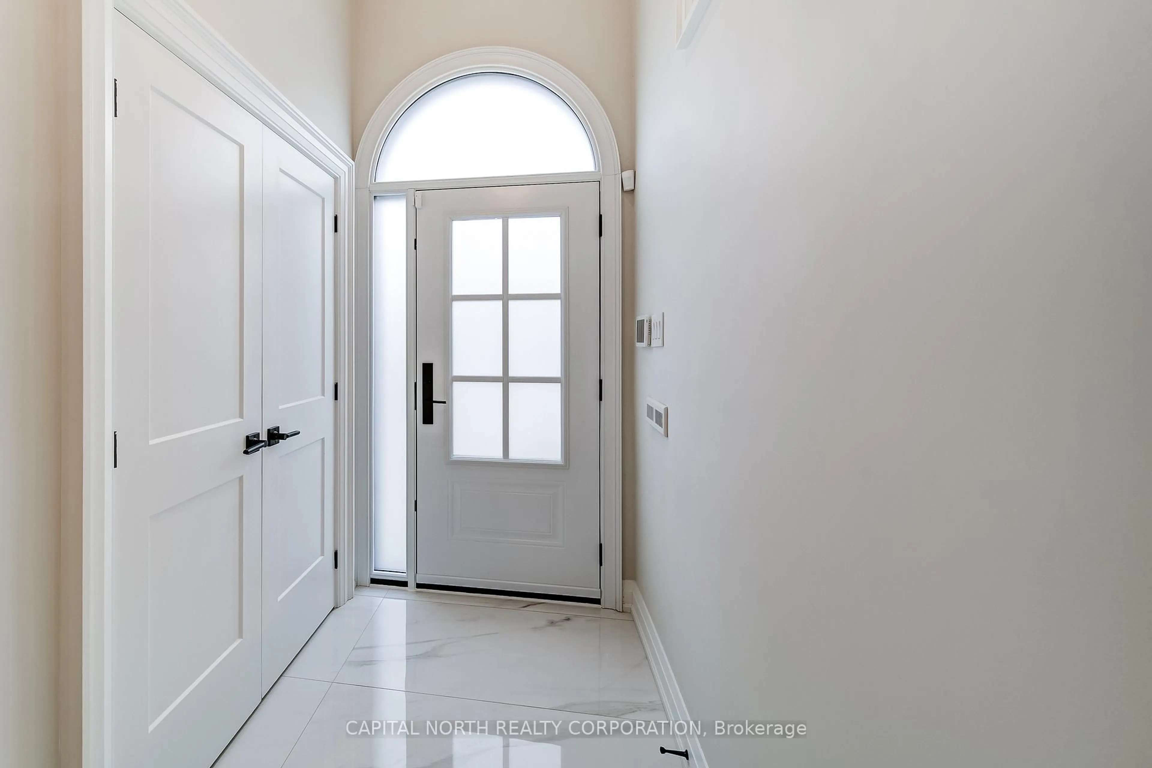 Indoor entryway for 52 Wood Cres, Bradford West Gwillimbury Ontario L3Z 2G2