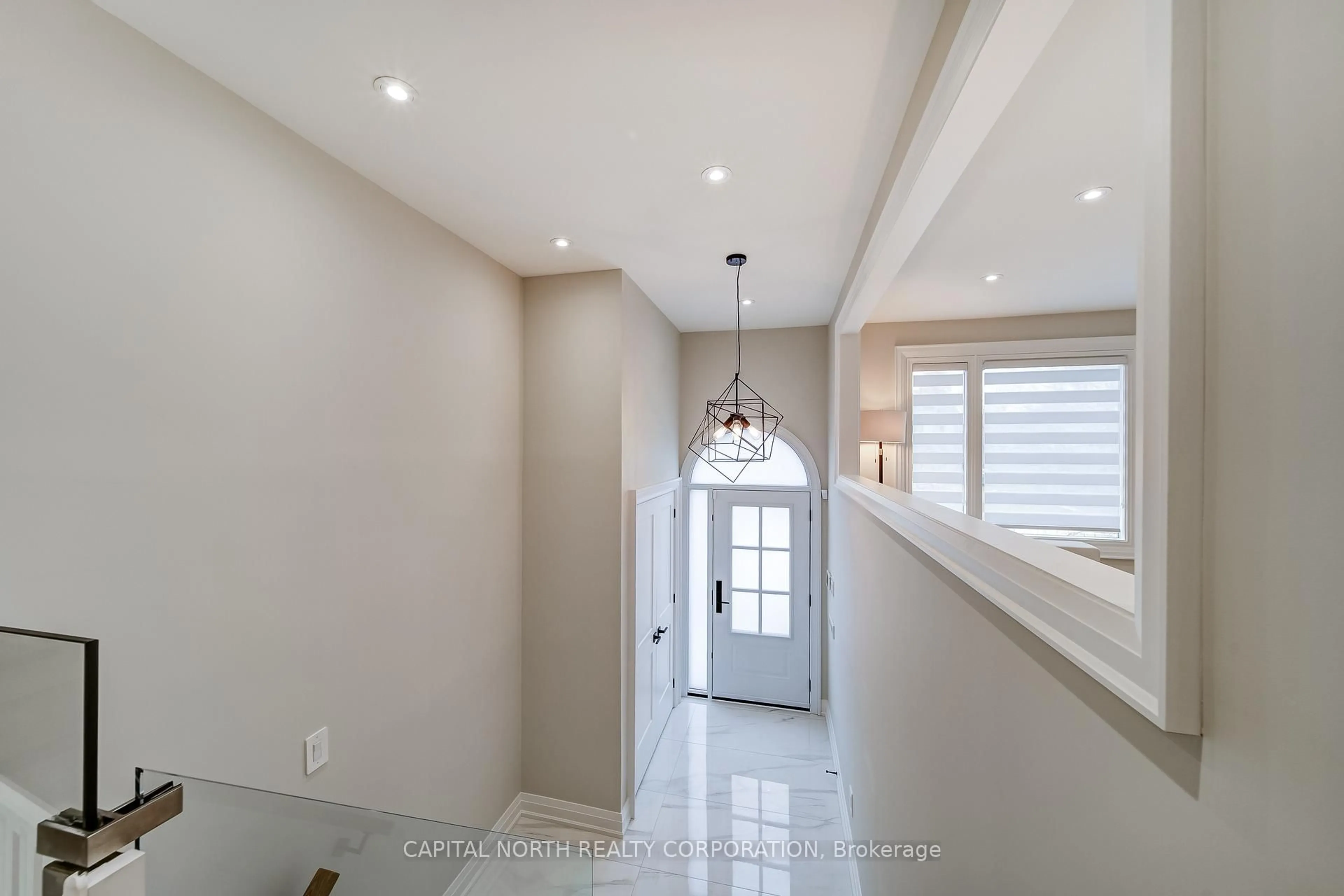 Indoor entryway for 52 Wood Cres, Bradford West Gwillimbury Ontario L3Z 2G2