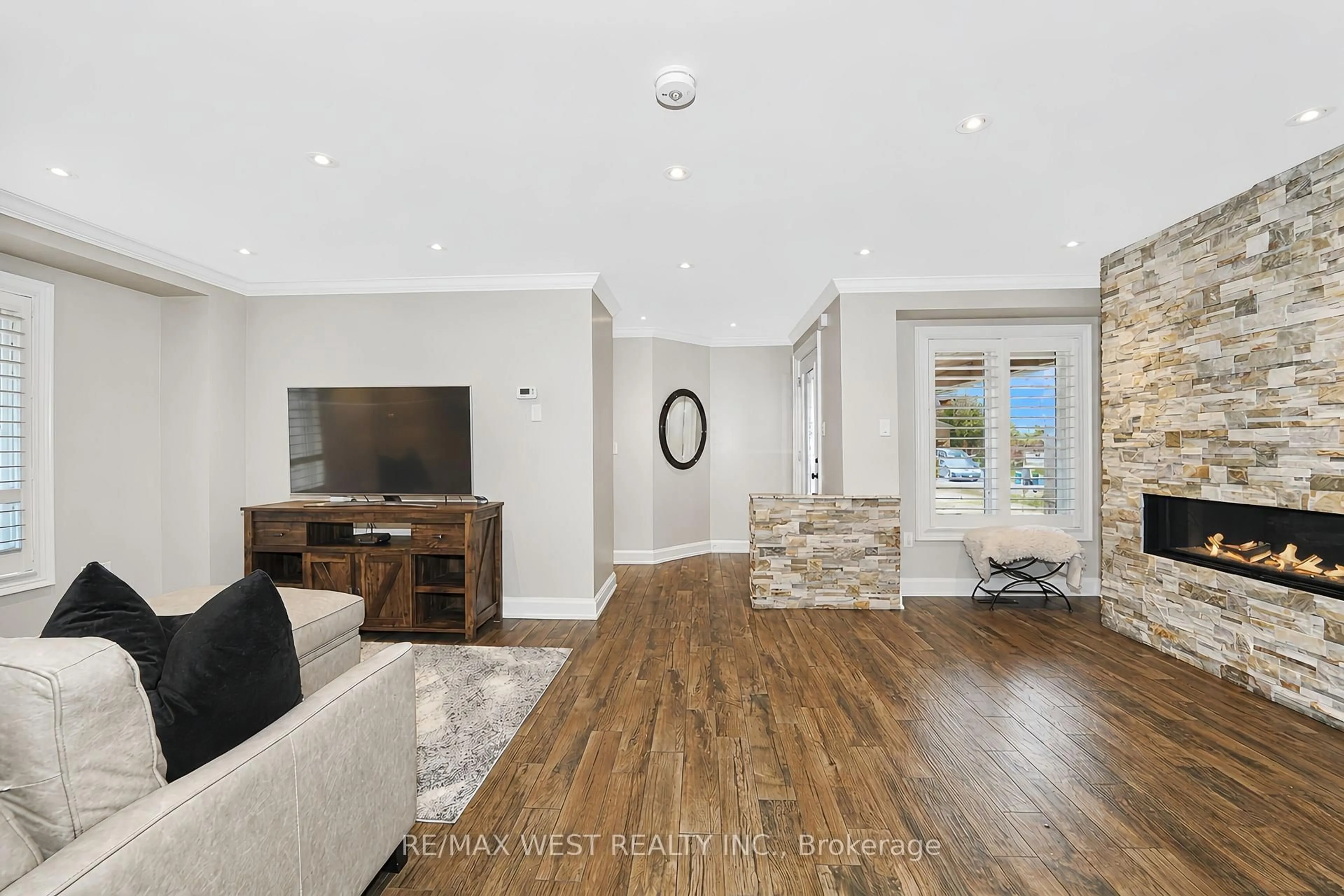 Living room with furniture, unknown for 39 Sylwood Cres, Vaughan Ontario L6A 2R2