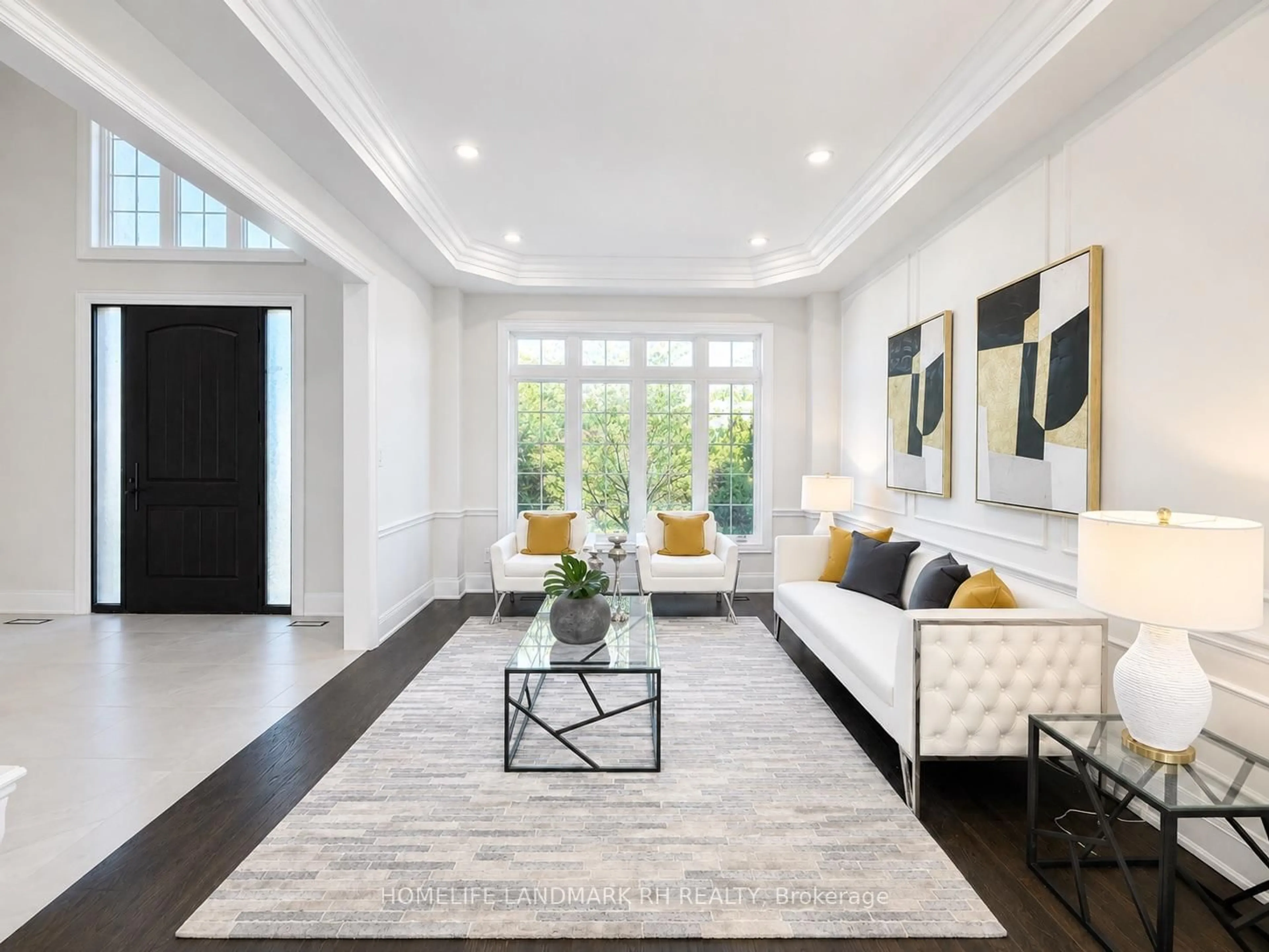 Indoor entryway for 385 Kennedy St, Aurora Ontario L4G 5M6