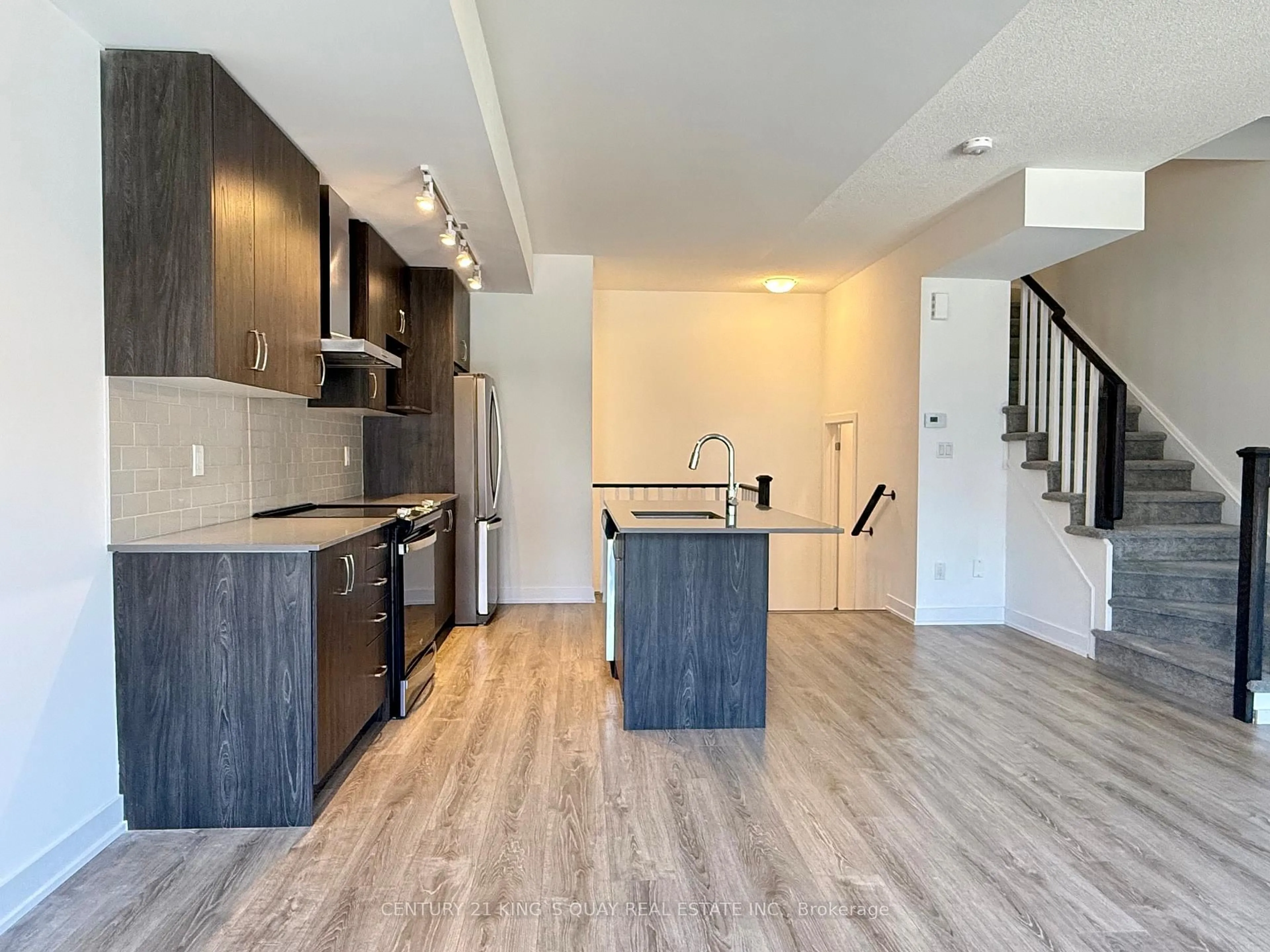 Open concept kitchen, wood/laminate floor for 136 Covington Cres, Whitchurch-Stouffville Ontario L4A 4W8