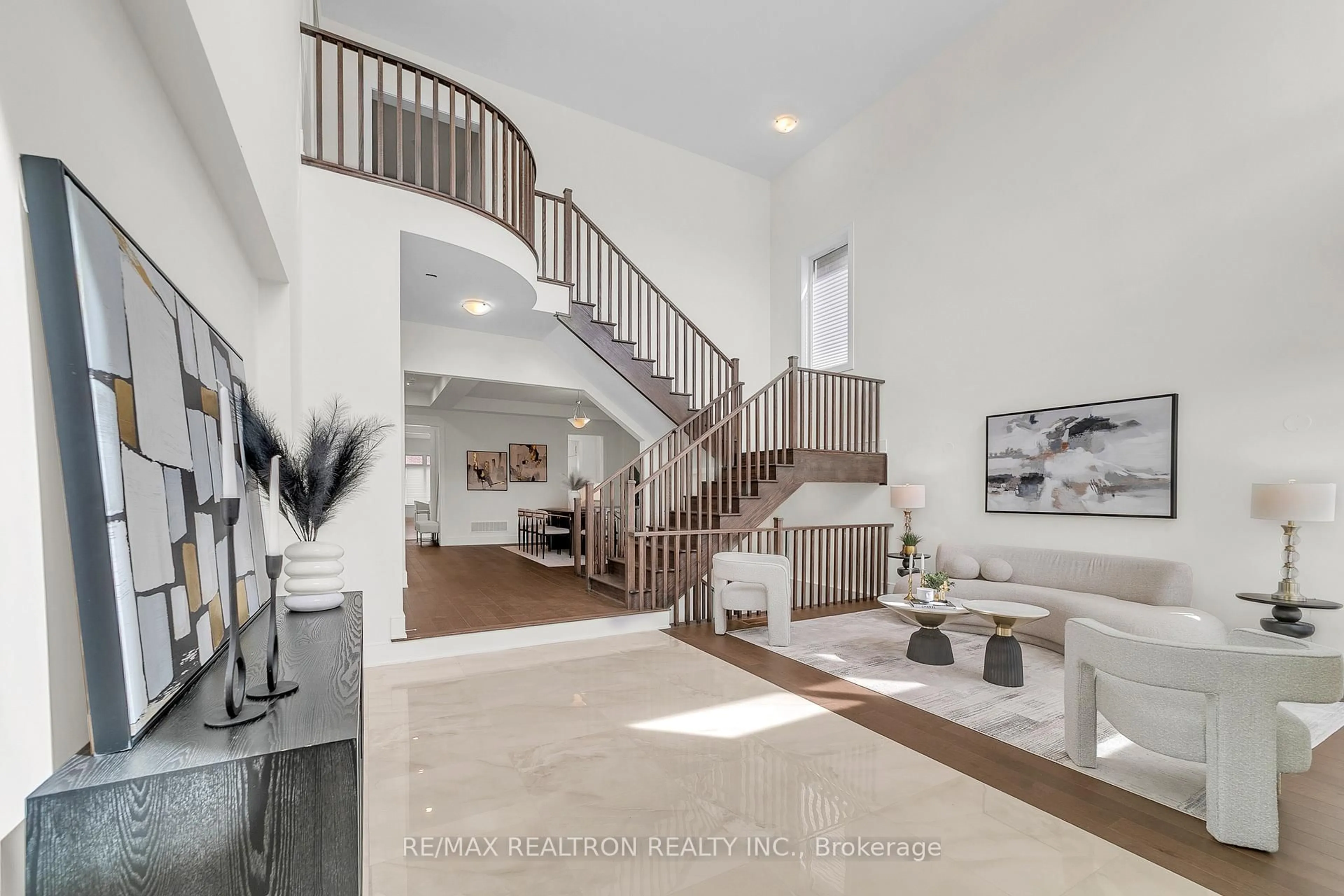 Indoor entryway for 8 Saxby Farm Ave, King Ontario L7B 0T1