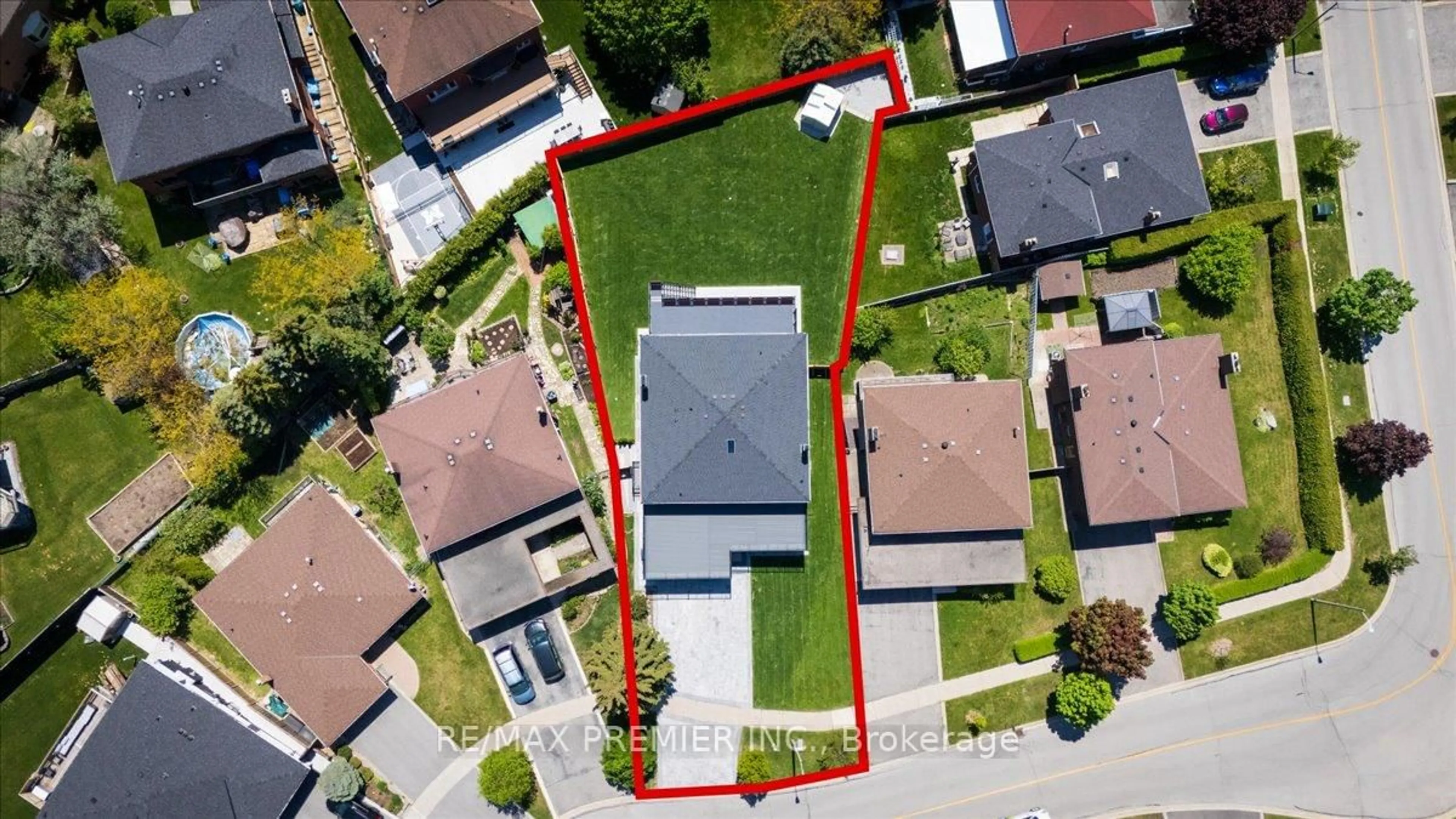 A pic from outside/outdoor area/front of a property/back of a property/a pic from drone, street for 157 Jeanne Dr, Vaughan Ontario L4L 1X8