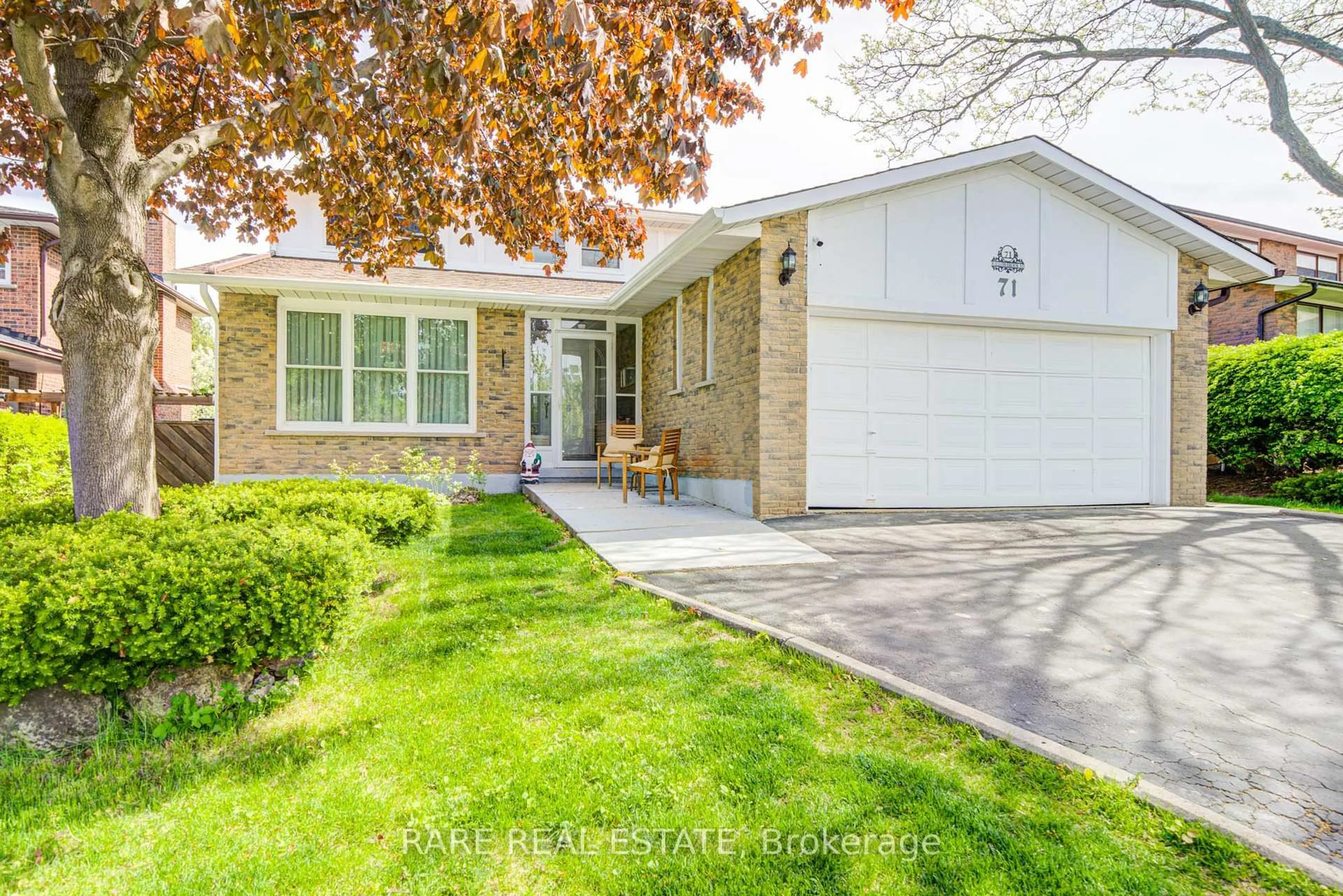 Home with vinyl exterior material, street for 71 Willowbrook Rd, Markham Ontario L3T 5K7