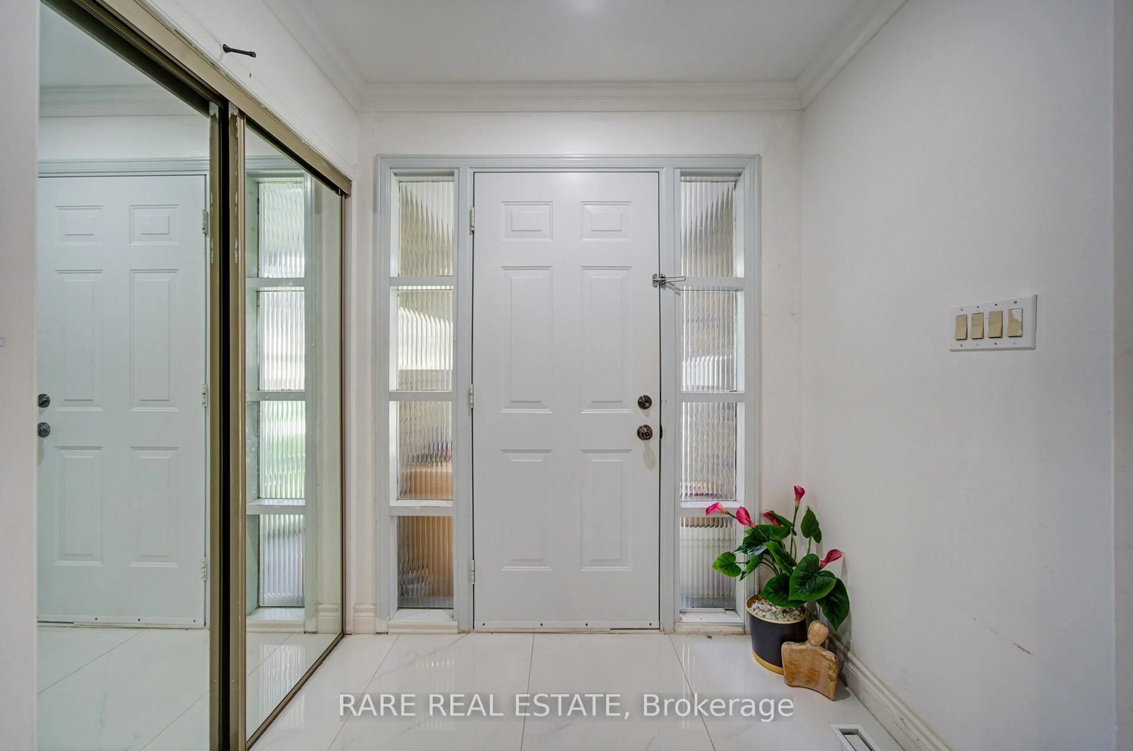 Indoor entryway for 71 Willowbrook Rd, Markham Ontario L3T 5K7