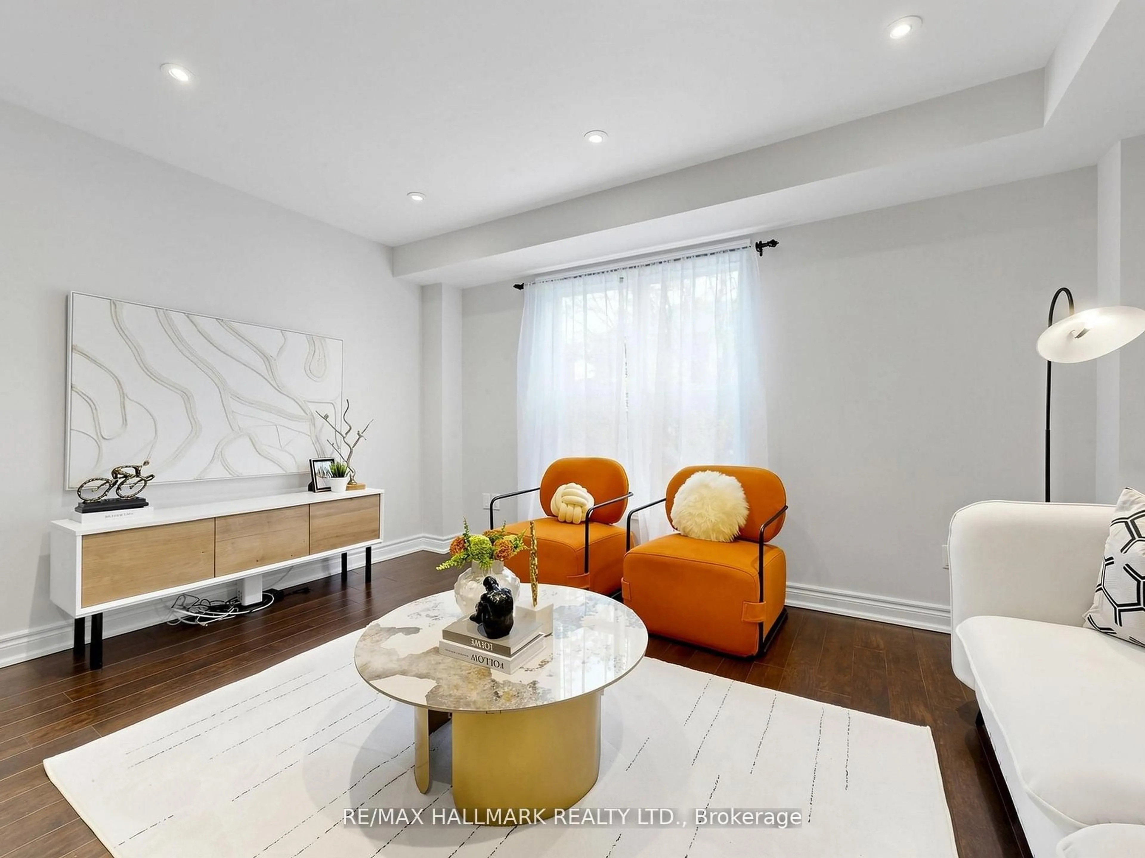 Living room with furniture, unknown for 62 Wyatt Lane, Aurora Ontario L4G 7E4