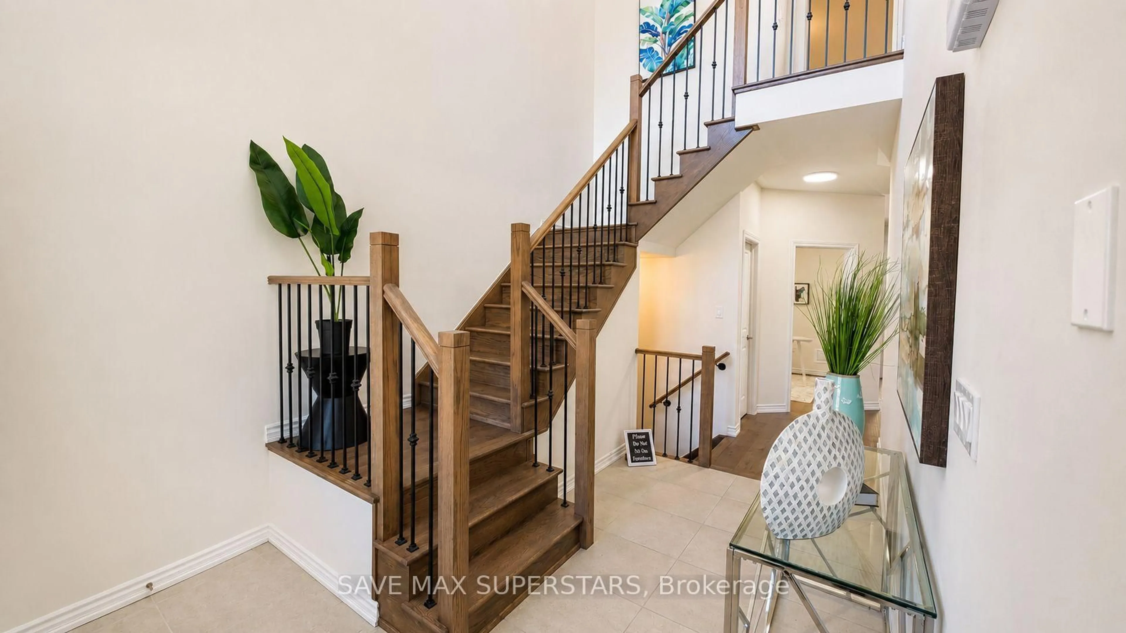 Indoor entryway for 1537 Harker St, Innisfil Ontario L6S 0R4