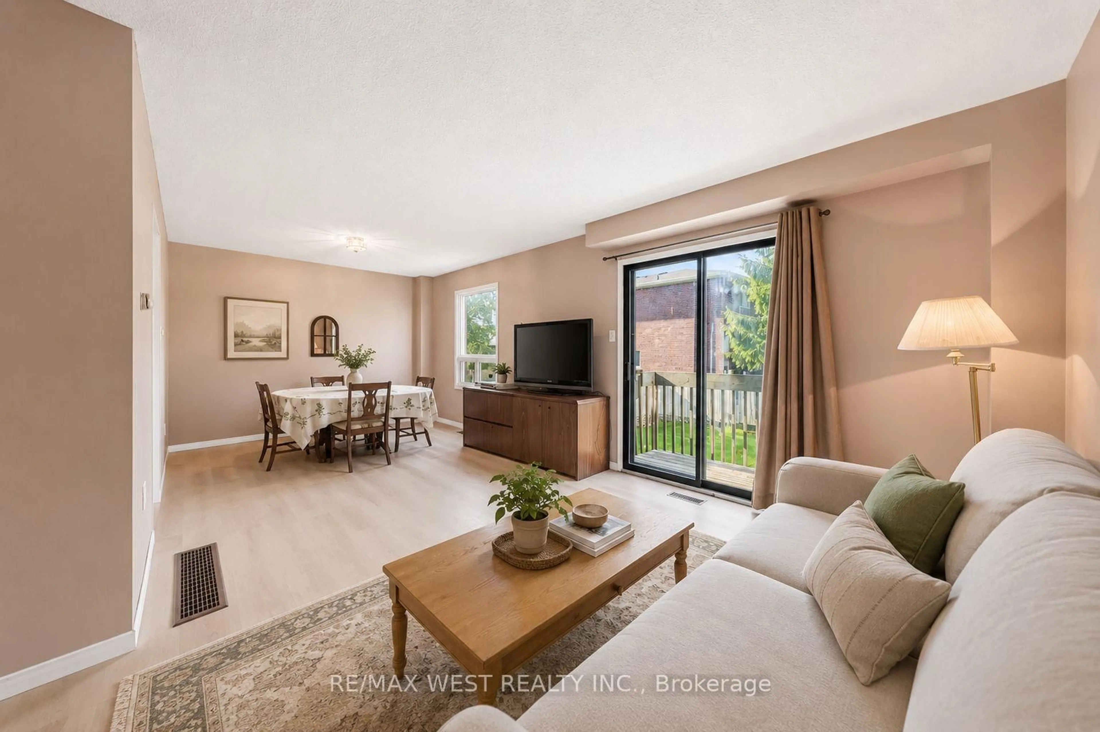 Living room with furniture, unknown for 242 Bernard Ave, Richmond Hill Ontario L4S 1E2