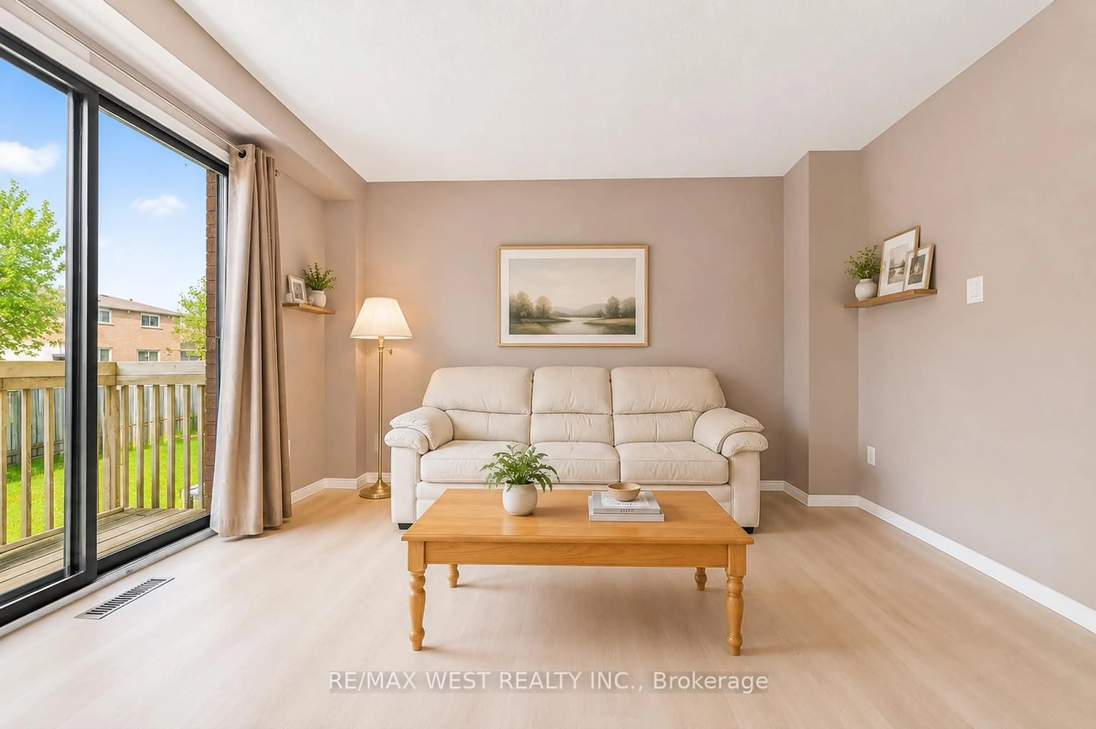 Living room with furniture, wood/laminate floor for 242 Bernard Ave, Richmond Hill Ontario L4S 1E2