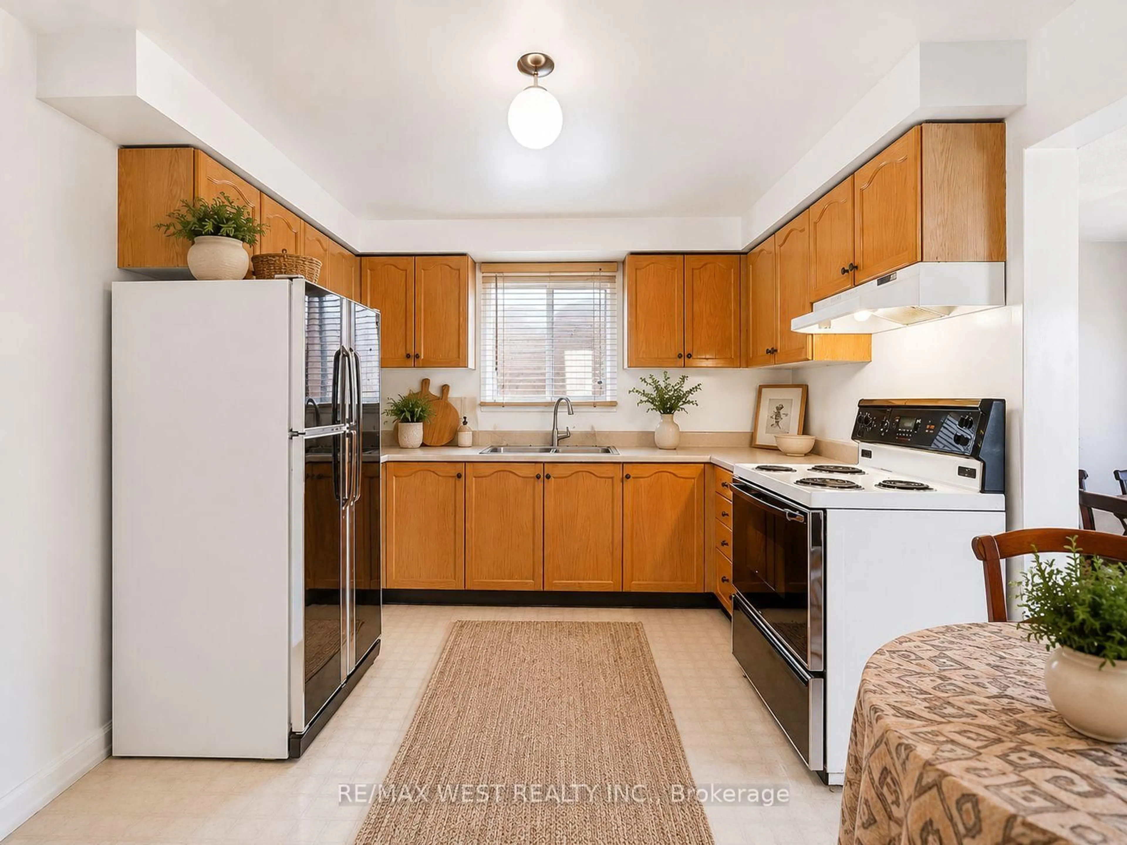 Standard kitchen, unknown for 242 Bernard Ave, Richmond Hill Ontario L4S 1E2