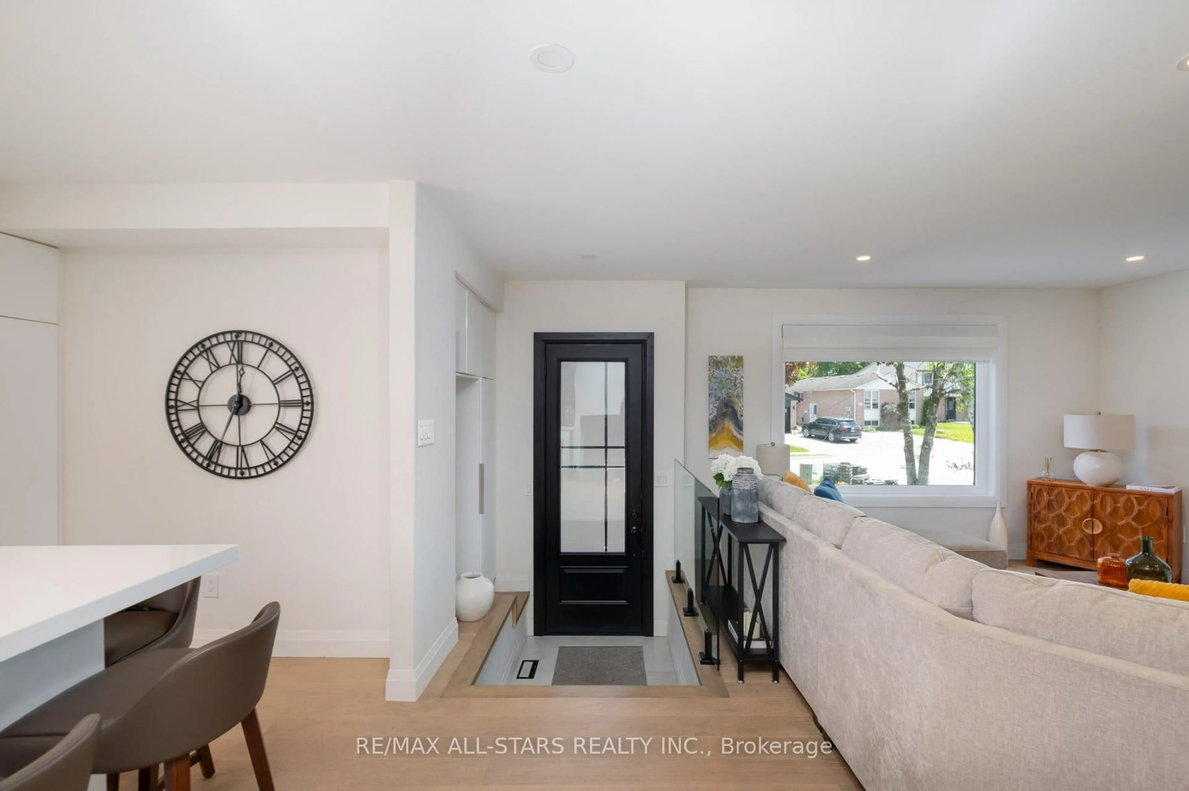 Indoor entryway for 512 Sandford St, Newmarket Ontario L3Y 5E3