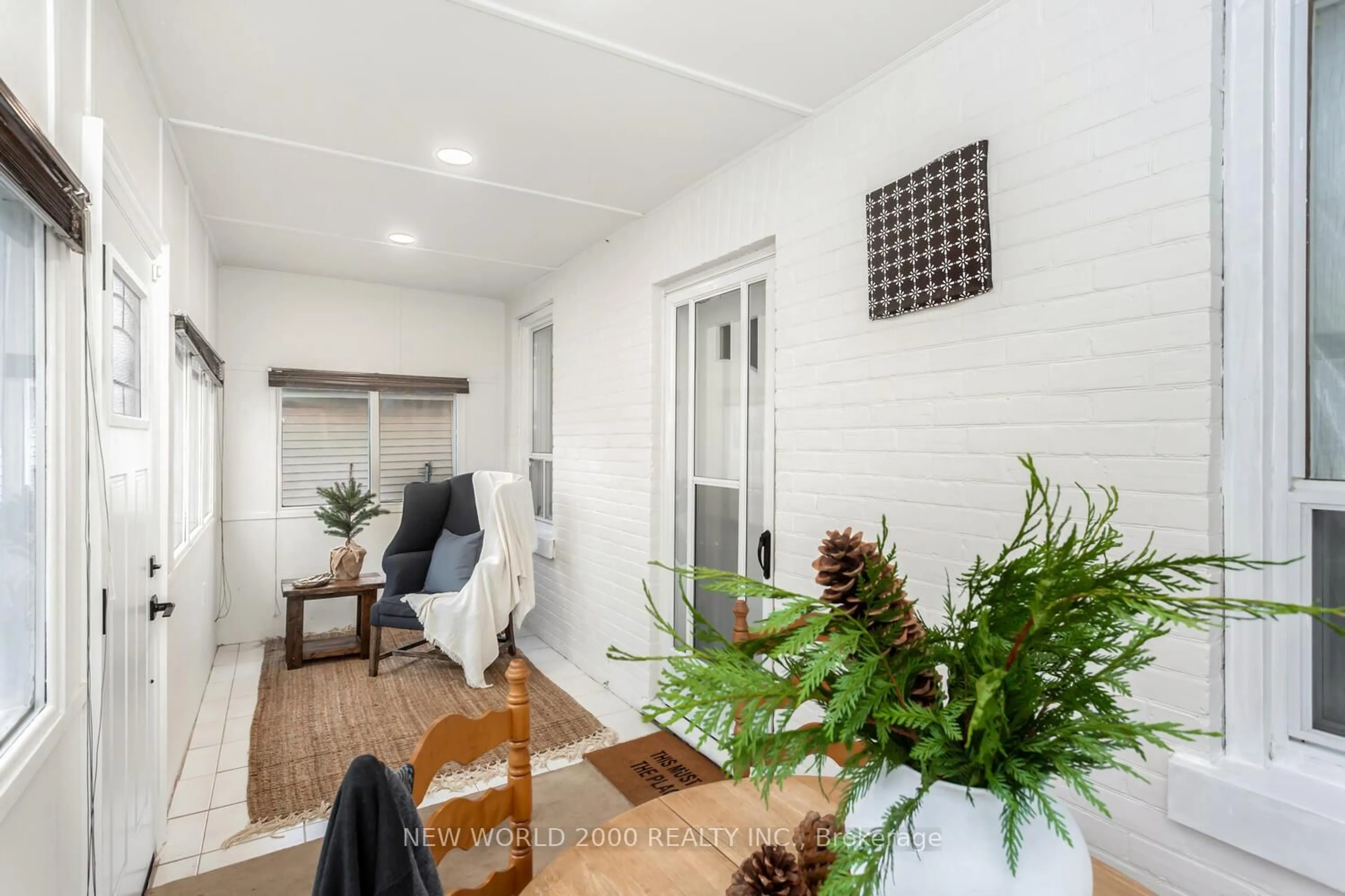 Indoor entryway for 8071 Kipling Ave, Vaughan Ontario L4L 2A2