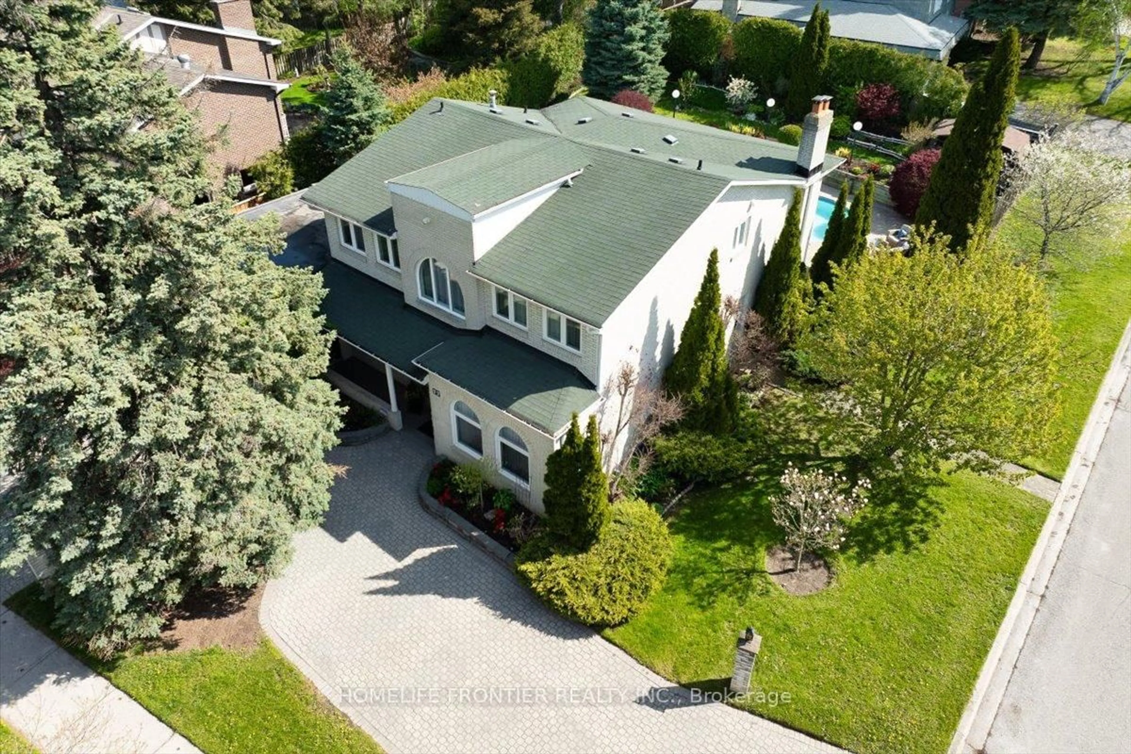 A pic from outside/outdoor area/front of a property/back of a property/a pic from drone, street for 77 German Mills Rd, Markham Ontario L3T 4H8