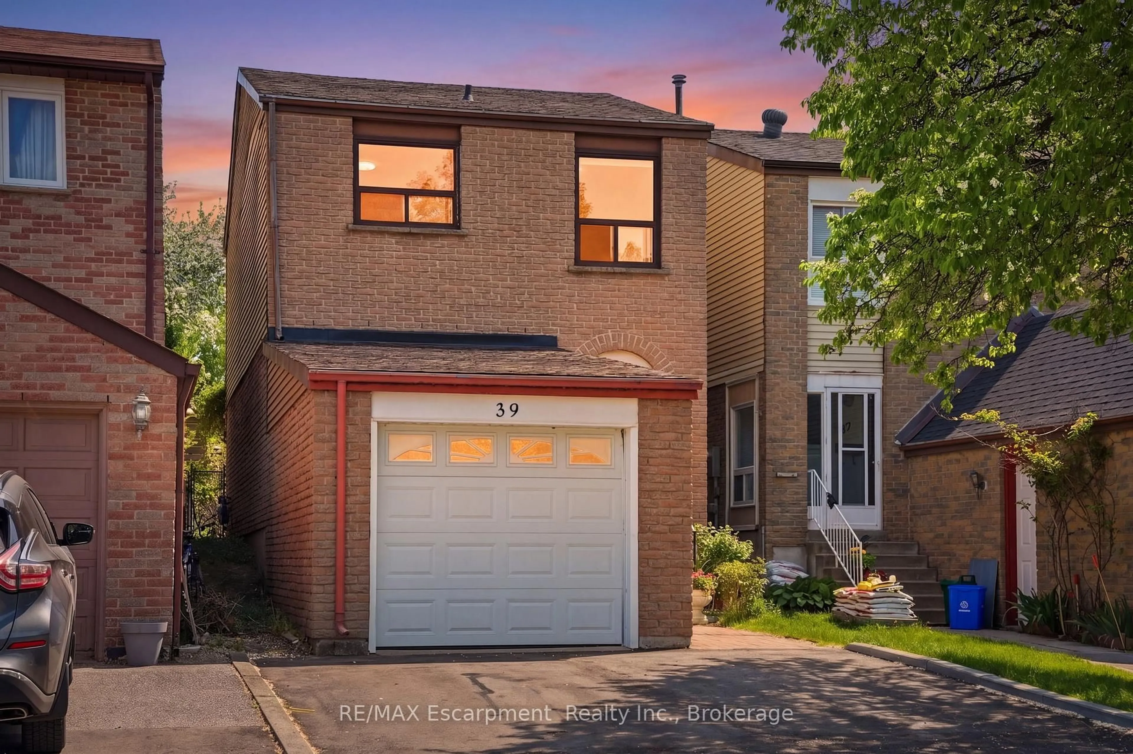 Home with brick exterior material, street for 39 Riviera Dr, Vaughan Ontario L4K 2H9