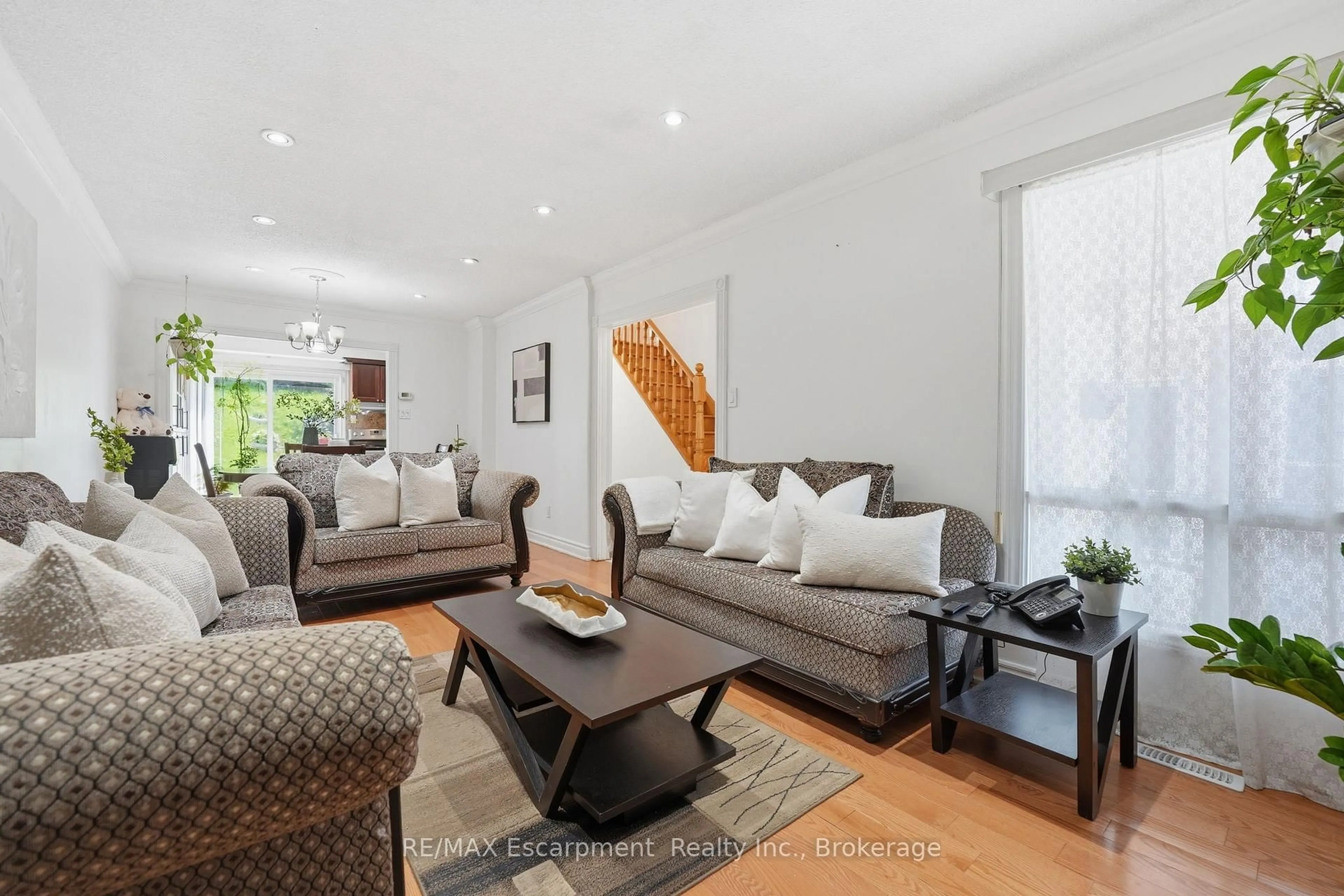 Living room with furniture, unknown for 39 Riviera Dr, Vaughan Ontario L4K 2H9